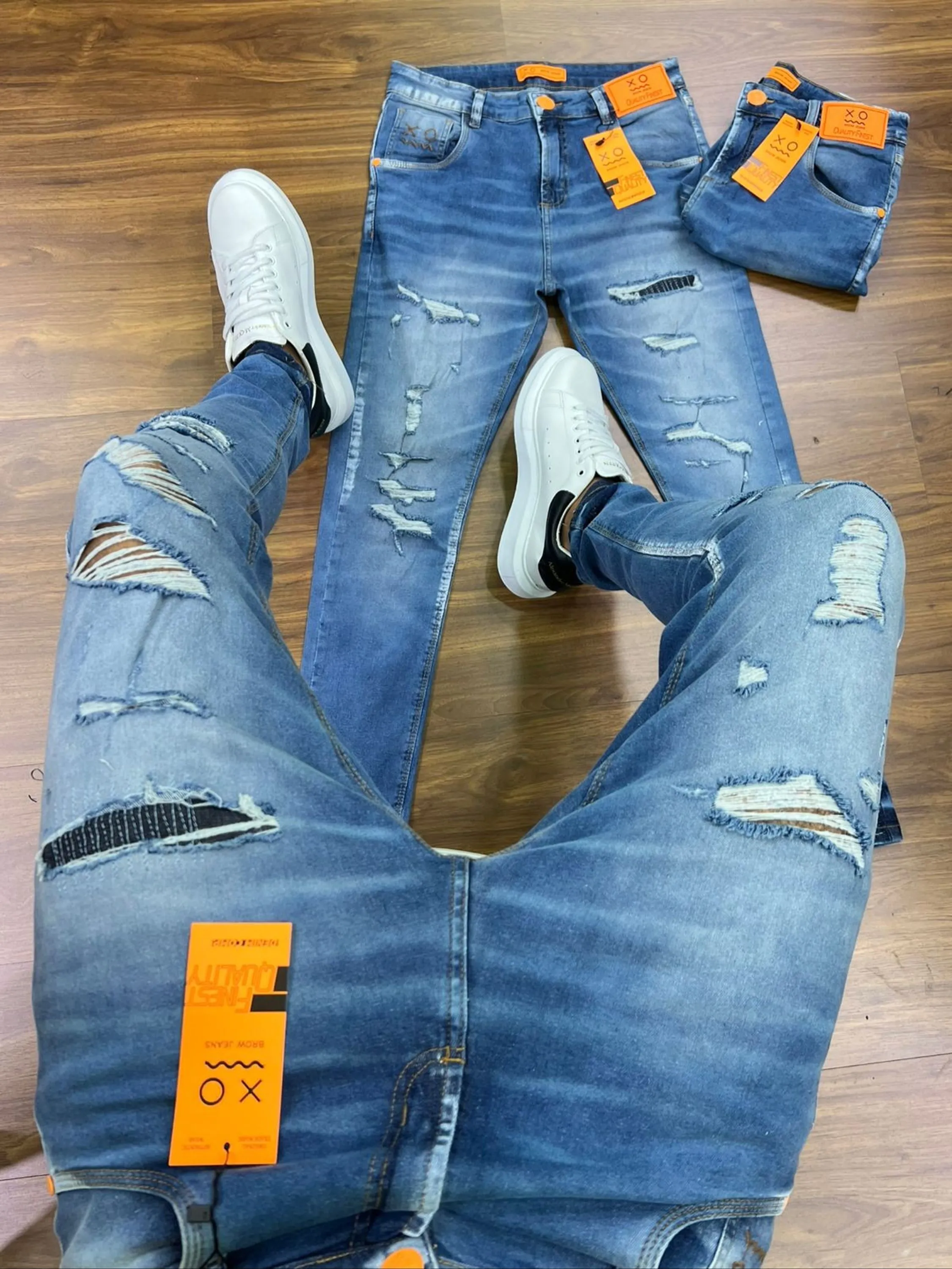 Calça Jogador Jeans Prêmio com Elastano, a escolha perfeita para homens que buscam aliar conforto, estilo e flexibilidade. Feita com denim premium e uma dose generosa de elastano, esta calça oferece um ajuste excepcional que se adapta aos seus movimentos, proporcionando máxima liberdade e conforto. Com um design moderno e detalhes sofisticados, é ideal para quem deseja um visual elegante e casual para qualquer ocasião.  Elasticidade e Conforto: A mistura de denim premium com elastano garante uma calça que se ajusta ao corpo sem restringir os movimentos, oferecendo conforto inigualável durante todo o dia.  Estilo Versátil: O corte moderno e ajustado faz desta calça a escolha perfeita para combinar com camisetas, camisas ou blazers, permitindo transitar facilmente entre o casual e o sofisticado.  Detalhes de Alta Qualidade: Acabamentos refinados, costuras reforçadas e bolsos funcionais conferem um toque de elegância e praticidade, fazendo desta calça uma peça essencial no seu guarda-roupa.  Durabilidade Premium: Feita com materiais de alta qualidade que garantem resistência ao uso diário, mantendo a forma e o estilo impecáveis por muito mais tempo.  Adicione a calça Jogador Jeans Prêmio com Elastano ao seu carrinho agora e experimente o conforto e a elegância que você merece