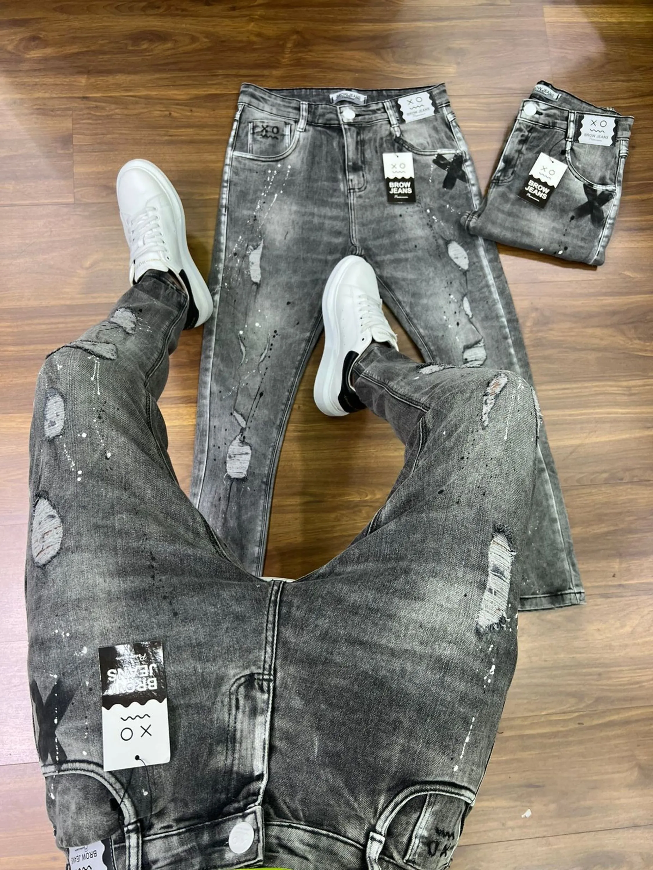 Calça Jeans  Prêmio com Elastano, a escolha perfeita para homens que buscam aliar conforto, estilo e flexibilidade. Feita com denim premium e uma dose generosa de elastano, esta calça oferece um ajuste excepcional que se adapta aos seus movimentos, proporcionando máxima liberdade e conforto. Com um design moderno e detalhes sofisticados, é ideal para quem deseja um visual elegante e casual para qualquer ocasião.  Elasticidade e Conforto: A mistura de denim premium com elastano garante uma calça que se ajusta ao corpo sem restringir os movimentos, oferecendo conforto inigualável durante todo o dia.  Estilo Versátil: O corte moderno e ajustado faz desta calça a escolha perfeita para combinar com camisetas, camisas ou blazers, permitindo transitar facilmente entre o casual e o sofisticado.  Detalhes de Alta Qualidade: Acabamentos refinados, costuras reforçadas e bolsos funcionais conferem um toque de elegância e praticidade, fazendo desta calça uma peça essencial no seu guarda-roupa.  Durabilidade Premium: Feita com materiais de alta qualidade que garantem resistência ao uso diário, mantendo a forma e o estilo impecáveis por muito mais tempo.  Adicione a calça Jogador Jeans Prêmio com Elastano ao seu carrinho agora e experimente o conforto e a elegância que você merece