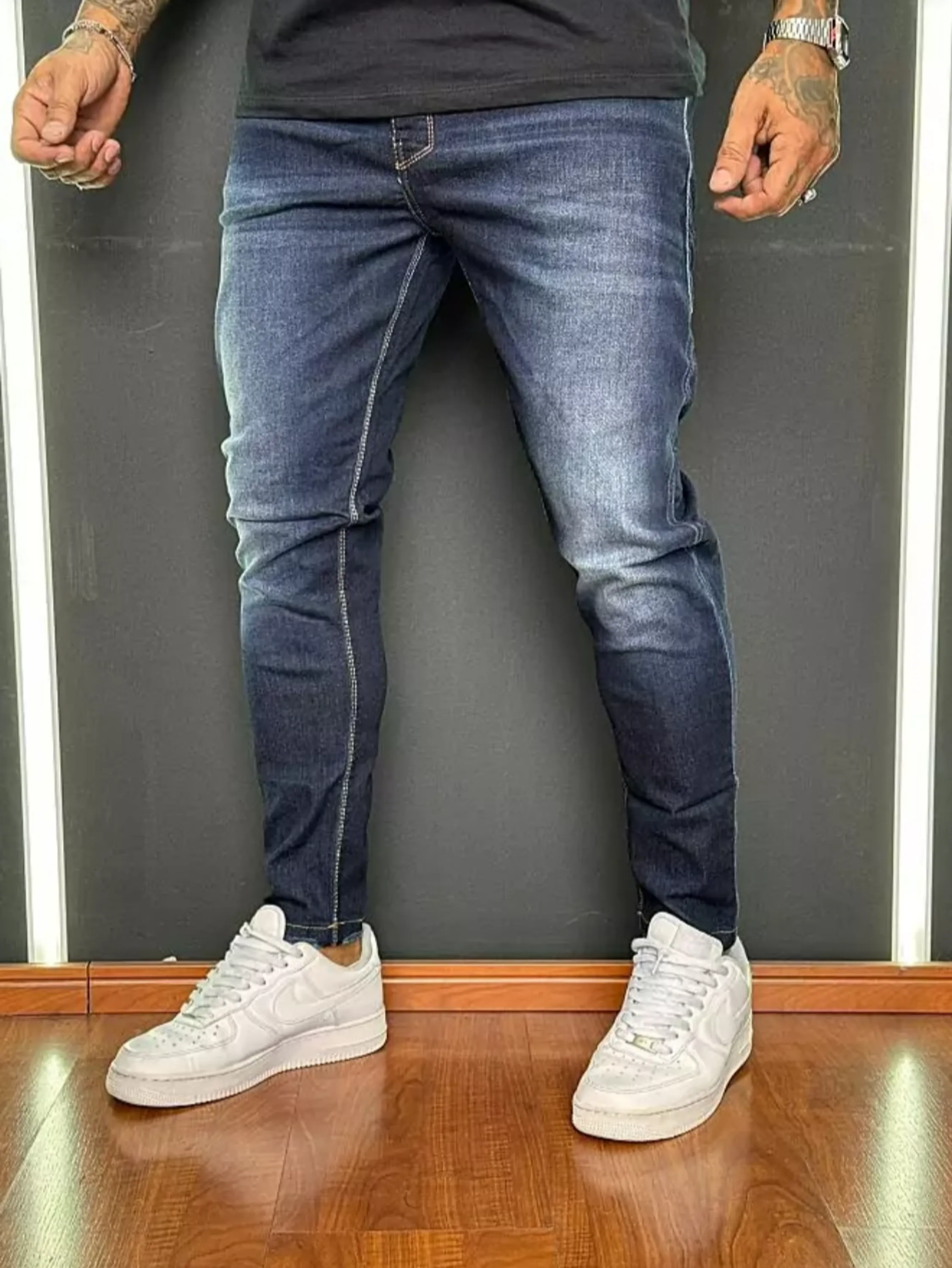 Calça Jogador Jeans Prêmio com Elastano, a escolha perfeita para homens que buscam aliar conforto, estilo e flexibilidade. Feita com denim premium e uma dose generosa de elastano, esta calça oferece um ajuste excepcional que se adapta aos seus movimentos, proporcionando máxima liberdade e conforto. Com um design moderno e detalhes sofisticados, é ideal para quem deseja um visual elegante e casual para qualquer ocasião.  Elasticidade e Conforto: A mistura de denim premium com elastano garante uma calça que se ajusta ao corpo sem restringir os movimentos, oferecendo conforto inigualável durante todo o dia.  Estilo Versátil: O corte moderno e ajustado faz desta calça a escolha perfeita para combinar com camisetas, camisas ou blazers, permitindo transitar facilmente entre o casual e o sofisticado.  Detalhes de Alta Qualidade: Acabamentos refinados, costuras reforçadas e bolsos funcionais conferem um toque de elegância e praticidade, fazendo desta calça uma peça essencial no seu guarda-roupa.  Durabilidade Premium: Feita com materiais de alta qualidade que garantem resistência ao uso diário, mantendo a forma e o estilo impecáveis por muito mais tempo.  Adicione a calça Jogador Jeans Prêmio com Elastano ao seu carrinho agora e experimente o conforto e a elegância que você merece