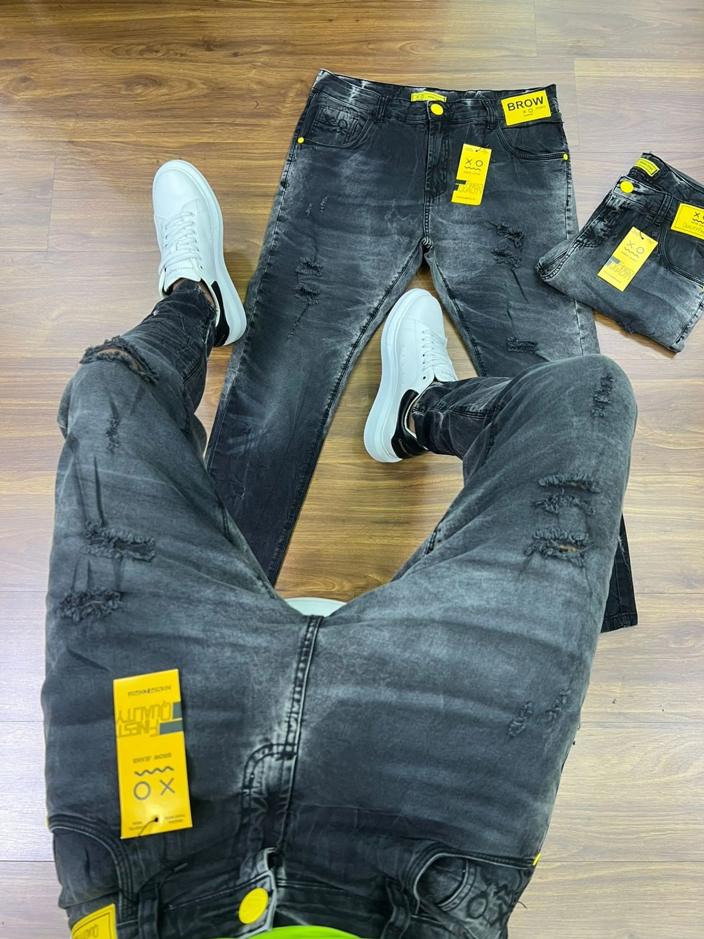 Calça Jogador Jeans Prêmio com Elastano, a escolha perfeita para homens que buscam aliar conforto, estilo e flexibilidade. Feita com denim premium e uma dose generosa de elastano, esta calça oferece um ajuste excepcional que se adapta aos seus movimentos, proporcionando máxima liberdade e conforto. Com um design moderno e detalhes sofisticados, é ideal para quem deseja um visual elegante e casual para qualquer ocasião.  Elasticidade e Conforto: A mistura de denim premium com elastano garante uma calça que se ajusta ao corpo sem restringir os movimentos, oferecendo conforto inigualável durante todo o dia.  Estilo Versátil: O corte moderno e ajustado faz desta calça a escolha perfeita para combinar com camisetas, camisas ou blazers, permitindo transitar facilmente entre o casual e o sofisticado.  Detalhes de Alta Qualidade: Acabamentos refinados, costuras reforçadas e bolsos funcionais conferem um toque de elegância e praticidade, fazendo desta calça uma peça essencial no seu guarda-roupa.  Durabilidade Premium: Feita com materiais de alta qualidade que garantem resistência ao uso diário, mantendo a forma e o estilo impecáveis por muito mais tempo.  Adicione a calça Jogador Jeans Prêmio com Elastano ao seu carrinho agora e experimente o conforto e a elegância que você merece