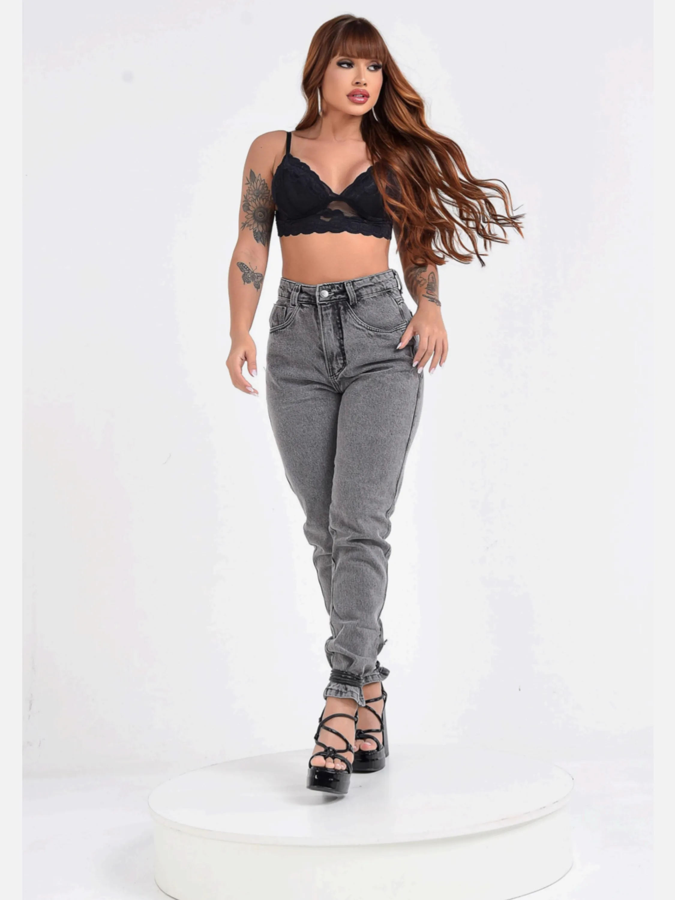 Mom jeans   feminina, exclusividade do tamanho 36 ao 44,  Premium de alta qualidade !!! faça já o seu pedido. A calça mom é confeccionada para valorizar a mulher, composição 1%elastano 98%algodao 1% poliéster