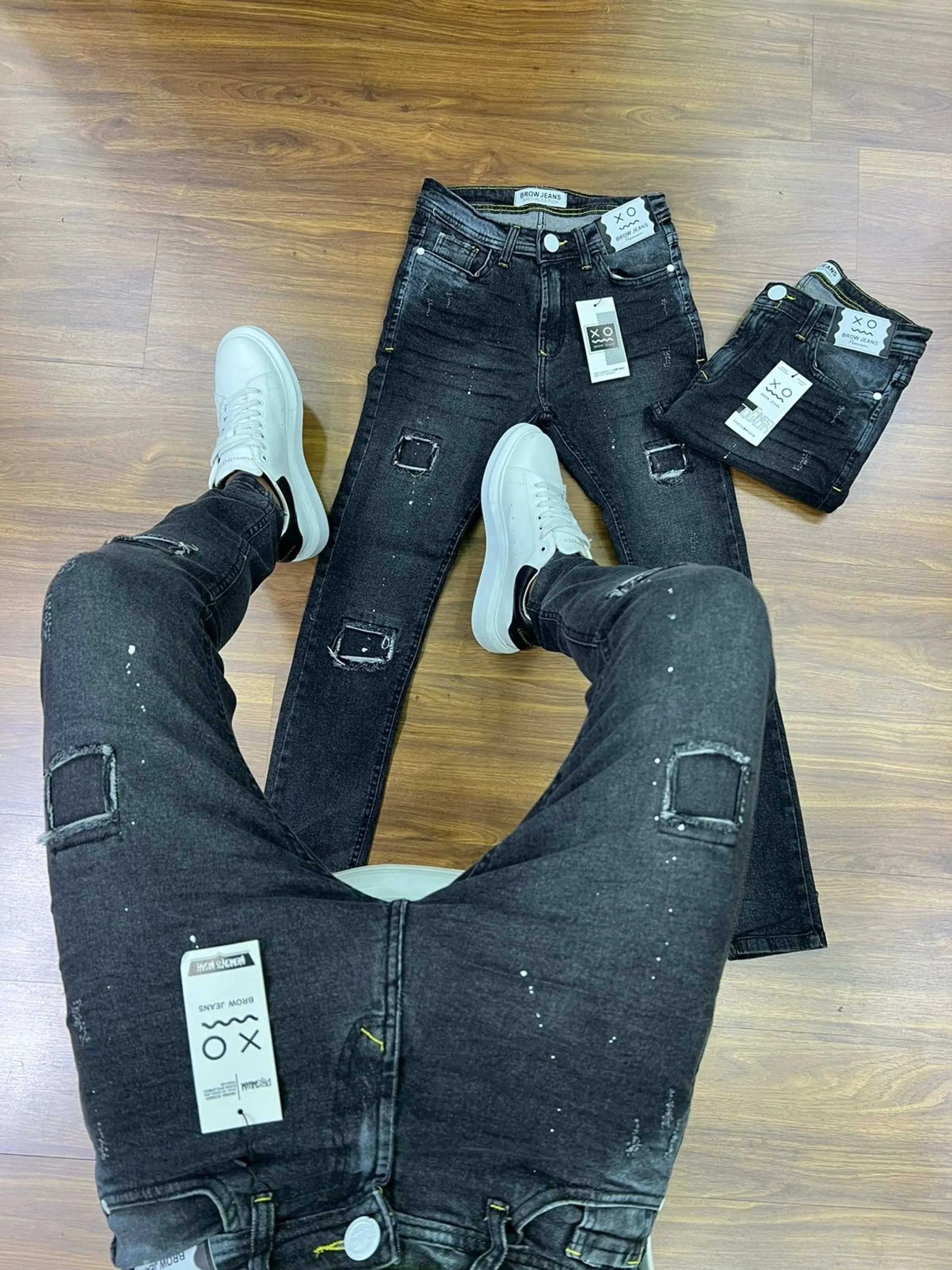 Calça Jeans  Prêmio com Elastano, a escolha perfeita para homens que buscam aliar conforto, estilo e flexibilidade. Feita com denim premium e uma dose generosa de elastano, esta calça oferece um ajuste excepcional que se adapta aos seus movimentos, proporcionando máxima liberdade e conforto. Com um design moderno e detalhes sofisticados, é ideal para quem deseja um visual elegante e casual para qualquer ocasião.  Elasticidade e Conforto: A mistura de denim premium com elastano garante uma calça que se ajusta ao corpo sem restringir os movimentos, oferecendo conforto inigualável durante todo o dia.  Estilo Versátil: O corte moderno e ajustado faz desta calça a escolha perfeita para combinar com camisetas, camisas ou blazers, permitindo transitar facilmente entre o casual e o sofisticado.  Detalhes de Alta Qualidade: Acabamentos refinados, costuras reforçadas e bolsos funcionais conferem um toque de elegância e praticidade, fazendo desta calça uma peça essencial no seu guarda-roupa.  Durabilidade Premium: Feita com materiais de alta qualidade que garantem resistência ao uso diário, mantendo a forma e o estilo impecáveis por muito mais tempo.  Adicione a calça Jogador Jeans Prêmio com Elastano ao seu carrinho agora e experimente o conforto e a elegância que você merece