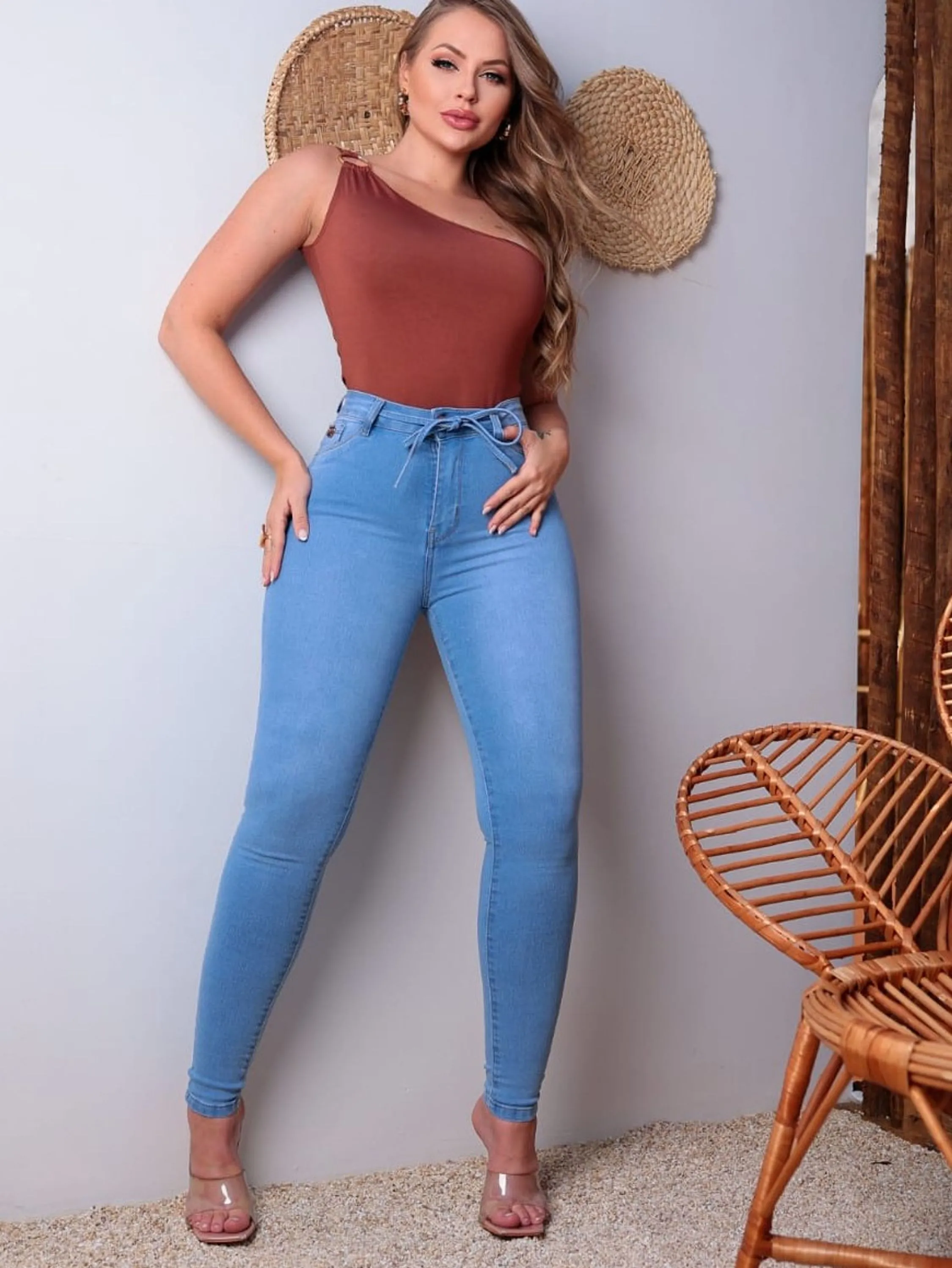 Calça skinny na lavagem clara  , vestindo super bem  ,  grade fechada do 36 ao 46 Jeans Premium.