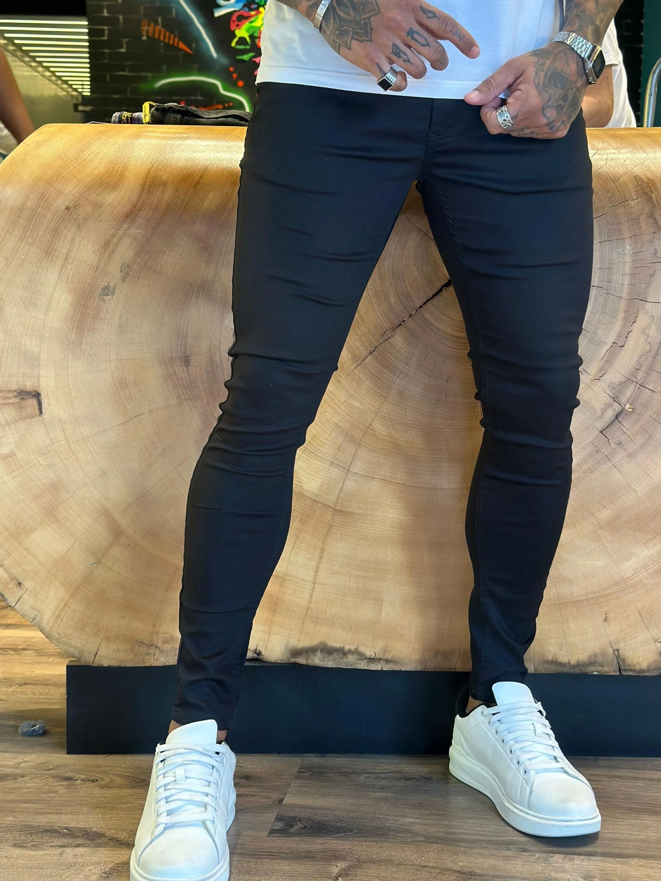 Calça preta Premium ,CityDenim diferenciada,destroyer alguns detalhes na peça, modelagem super skinny disponível ,  ,Jeans Premium de alta qualidade,nos tamanhos do 38 ao 48