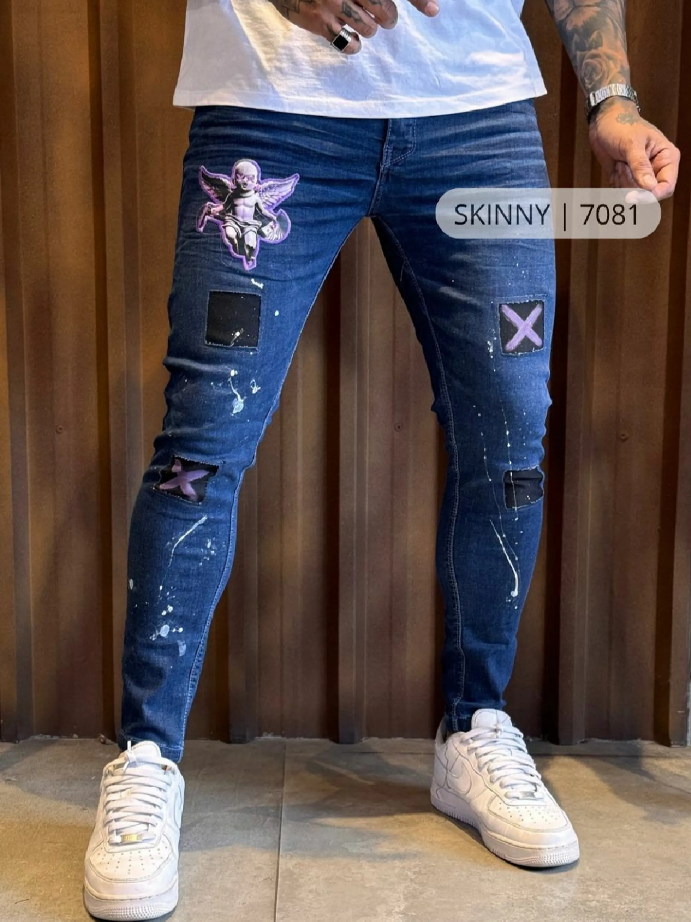 Calça Jeans  Prêmio com Elastano, a escolha perfeita para homens que buscam aliar conforto, estilo e flexibilidade. Feita com denim premium e uma dose generosa de elastano, esta calça oferece um ajuste excepcional que se adapta aos seus movimentos, proporcionando máxima liberdade e conforto. Com um design moderno e detalhes sofisticados, é ideal para quem deseja um visual elegante e casual para qualquer ocasião.  Elasticidade e Conforto: A mistura de denim premium com elastano garante uma calça que se ajusta ao corpo sem restringir os movimentos, oferecendo conforto inigualável durante todo o dia.  Estilo Versátil: O corte moderno e ajustado faz desta calça a escolha perfeita para combinar com camisetas, camisas ou blazers, permitindo transitar facilmente entre o casual e o sofisticado.  Detalhes de Alta Qualidade: Acabamentos refinados, costuras reforçadas e bolsos funcionais conferem um toque de elegância e praticidade, fazendo desta calça uma peça essencial no seu guarda-roupa.  Durabilidade Premium: Feita com materiais de alta qualidade que garantem resistência ao uso diário, mantendo a forma e o estilo impecáveis por muito mais tempo.  Adicione a calça Jogador Jeans Prêmio com Elastano ao seu carrinho agora e experimente o conforto e a elegância que você merece