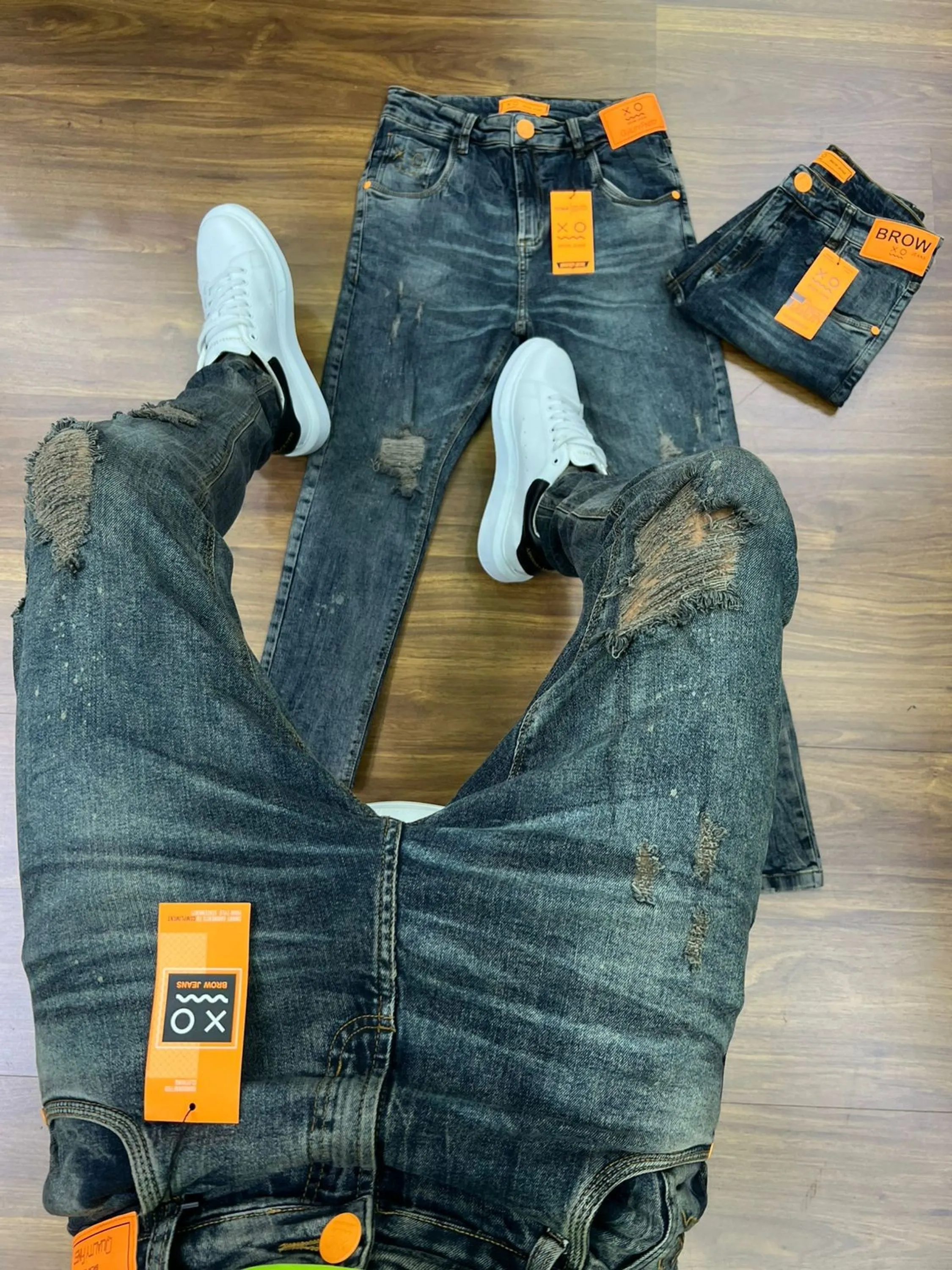 Calça Jeans  Prêmio com Elastano, a escolha perfeita para homens que buscam aliar conforto, estilo e flexibilidade. Feita com denim premium e uma dose generosa de elastano, esta calça oferece um ajuste excepcional que se adapta aos seus movimentos, proporcionando máxima liberdade e conforto. Com um design moderno e detalhes sofisticados, é ideal para quem deseja um visual elegante e casual para qualquer ocasião.  Elasticidade e Conforto: A mistura de denim premium com elastano garante uma calça que se ajusta ao corpo sem restringir os movimentos, oferecendo conforto inigualável durante todo o dia.  Estilo Versátil: O corte moderno e ajustado faz desta calça a escolha perfeita para combinar com camisetas, camisas ou blazers, permitindo transitar facilmente entre o casual e o sofisticado.  Detalhes de Alta Qualidade: Acabamentos refinados, costuras reforçadas e bolsos funcionais conferem um toque de elegância e praticidade, fazendo desta calça uma peça essencial no seu guarda-roupa.  Durabilidade Premium: Feita com materiais de alta qualidade que garantem resistência ao uso diário, mantendo a forma e o estilo impecáveis por muito mais tempo.  Adicione a calça Jogador Jeans Prêmio com Elastano ao seu carrinho agora e experimente o conforto e a elegância que você merece