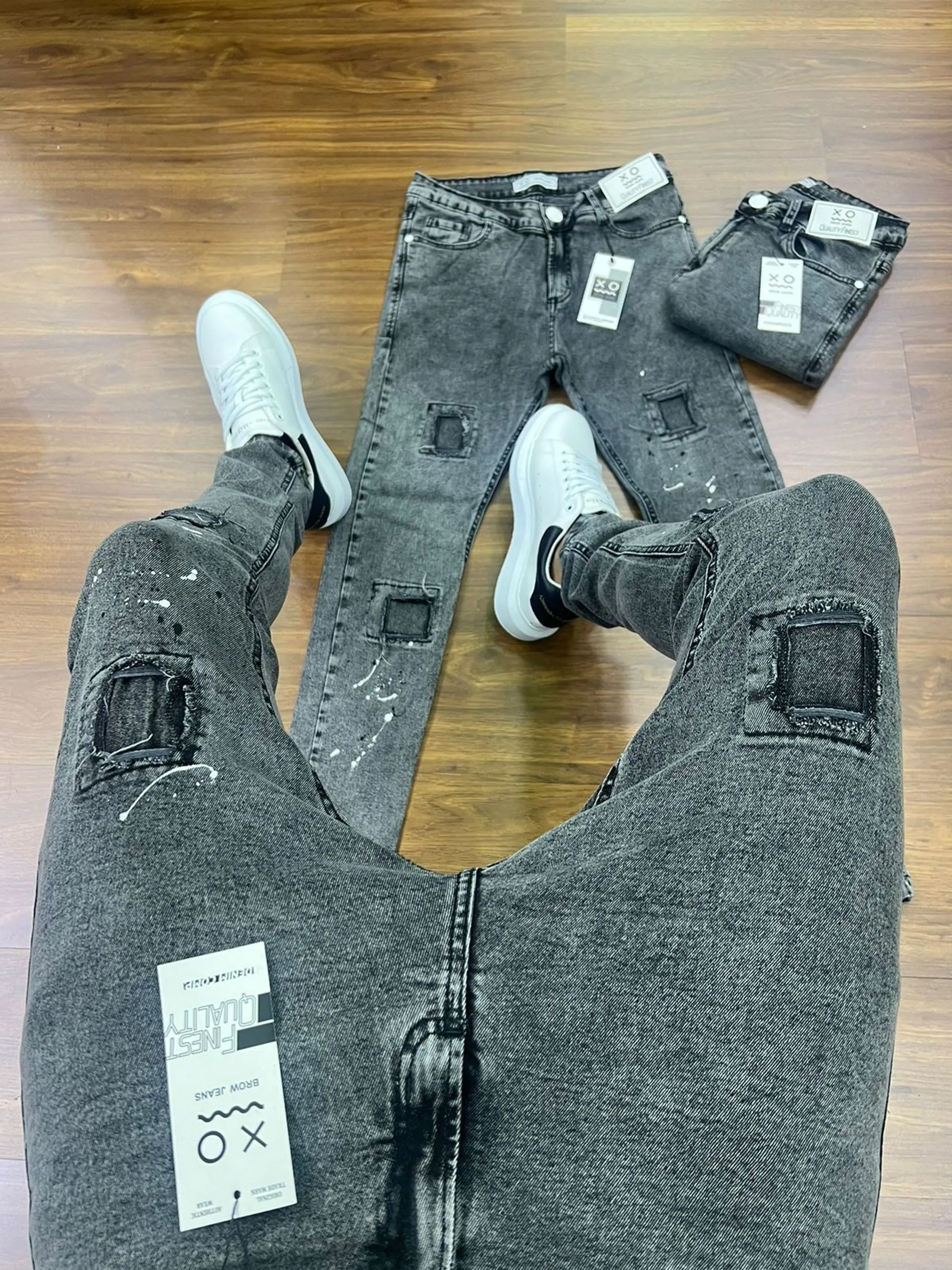 Calça Jogador Jeans Prêmio com Elastano, a escolha perfeita para homens que buscam aliar conforto, estilo e flexibilidade. Feita com denim premium e uma dose generosa de elastano, esta calça oferece um ajuste excepcional que se adapta aos seus movimentos, proporcionando máxima liberdade e conforto. Com um design moderno e detalhes sofisticados, é ideal para quem deseja um visual elegante e casual para qualquer ocasião.  Elasticidade e Conforto: A mistura de denim premium com elastano garante uma calça que se ajusta ao corpo sem restringir os movimentos, oferecendo conforto inigualável durante todo o dia.  Estilo Versátil: O corte moderno e ajustado faz desta calça a escolha perfeita para combinar com camisetas, camisas ou blazers, permitindo transitar facilmente entre o casual e o sofisticado.  Detalhes de Alta Qualidade: Acabamentos refinados, costuras reforçadas e bolsos funcionais conferem um toque de elegância e praticidade, fazendo desta calça uma peça essencial no seu guarda-roupa.  Durabilidade Premium: Feita com materiais de alta qualidade que garantem resistência ao uso diário, mantendo a forma e o estilo impecáveis por muito mais tempo.  Adicione a calça Jogador Jeans Prêmio com Elastano ao seu carrinho agora e experimente o conforto e a elegância que você merece