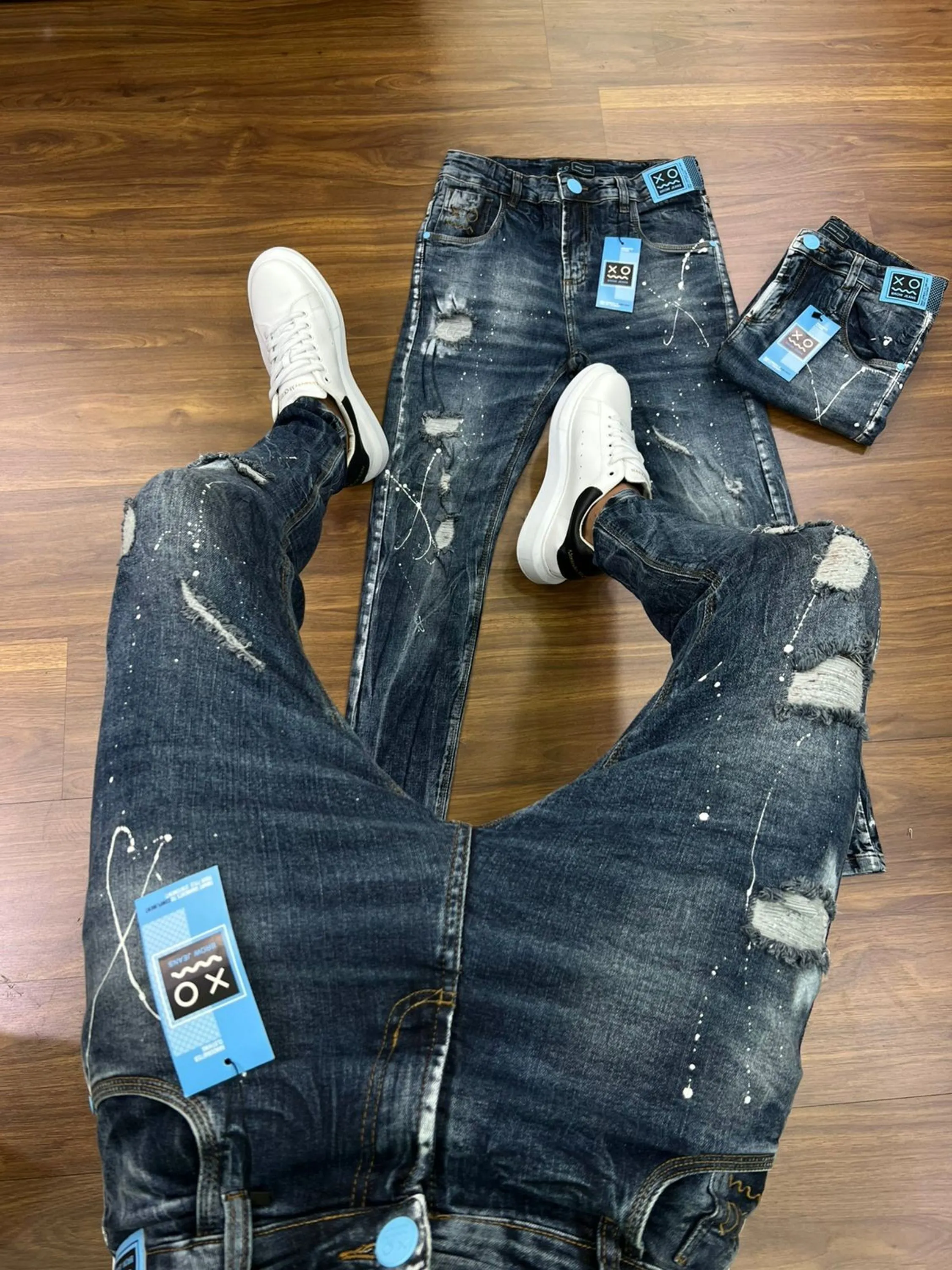 Calça Jogador Jeans Prêmio com Elastano, a escolha perfeita para homens que buscam aliar conforto, estilo e flexibilidade. Feita com denim premium e uma dose generosa de elastano, esta calça oferece um ajuste excepcional que se adapta aos seus movimentos, proporcionando máxima liberdade e conforto. Com um design moderno e detalhes sofisticados, é ideal para quem deseja um visual elegante e casual para qualquer ocasião.  Elasticidade e Conforto: A mistura de denim premium com elastano garante uma calça que se ajusta ao corpo sem restringir os movimentos, oferecendo conforto inigualável durante todo o dia.  Estilo Versátil: O corte moderno e ajustado faz desta calça a escolha perfeita para combinar com camisetas, camisas ou blazers, permitindo transitar facilmente entre o casual e o sofisticado.  Detalhes de Alta Qualidade: Acabamentos refinados, costuras reforçadas e bolsos funcionais conferem um toque de elegância e praticidade, fazendo desta calça uma peça essencial no seu guarda-roupa.  Durabilidade Premium: Feita com materiais de alta qualidade que garantem resistência ao uso diário, mantendo a forma e o estilo impecáveis por muito mais tempo.  Adicione a calça Jogador Jeans Prêmio com Elastano ao seu carrinho agora e experimente o conforto e a elegância que você merece