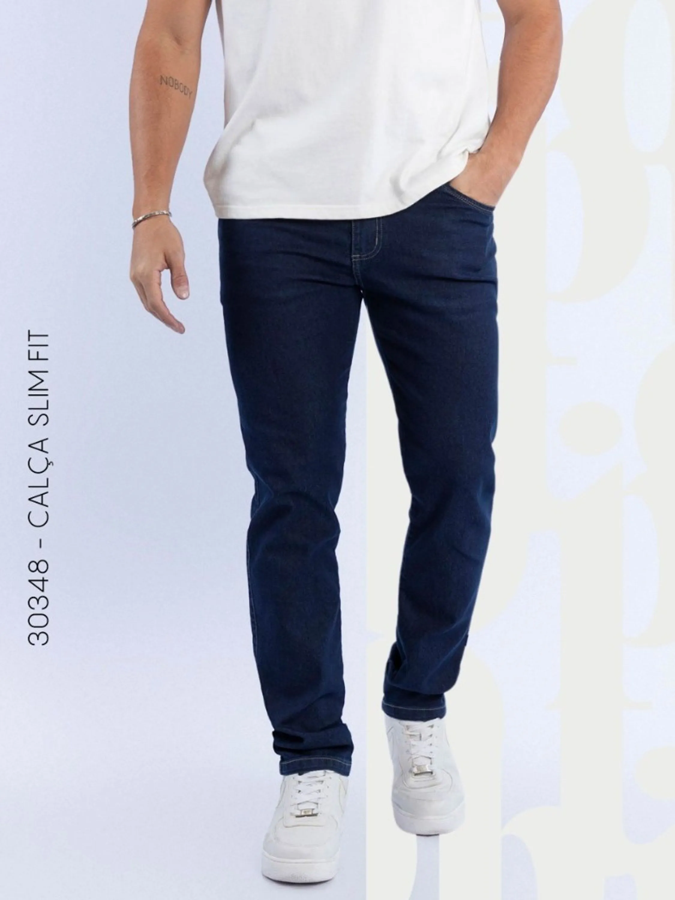 Calça Jeans Masculina Biotipo  Calça slim fit masculina, feita em algodão, poliéster e elastano de lavagem escura . Possui forro de bolso. *Zíper e botão frontal *Pala reta *Bolsos ... diversos modelos disponíveis