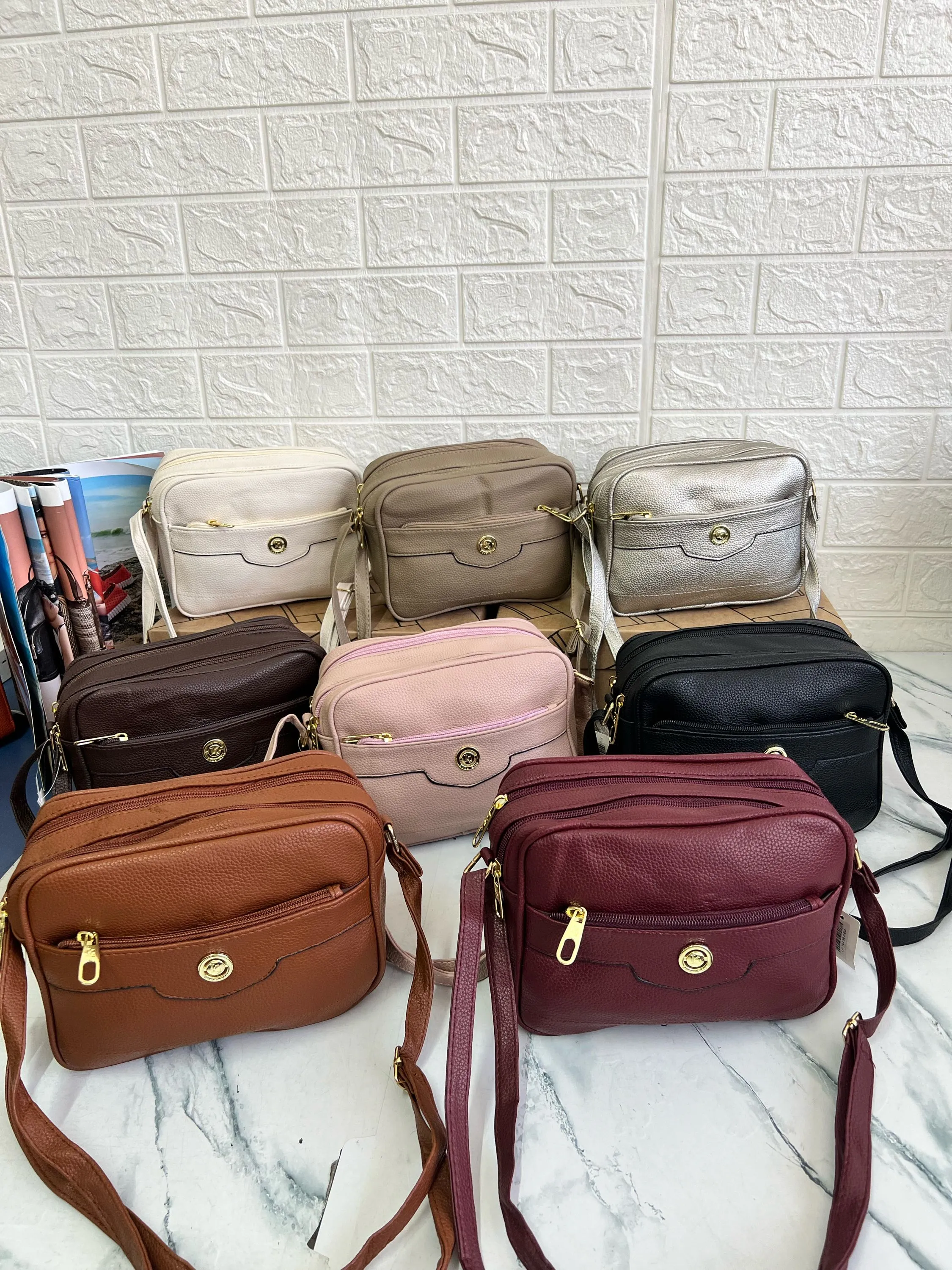 Bolsa transversal feminina simples em ziper fechado