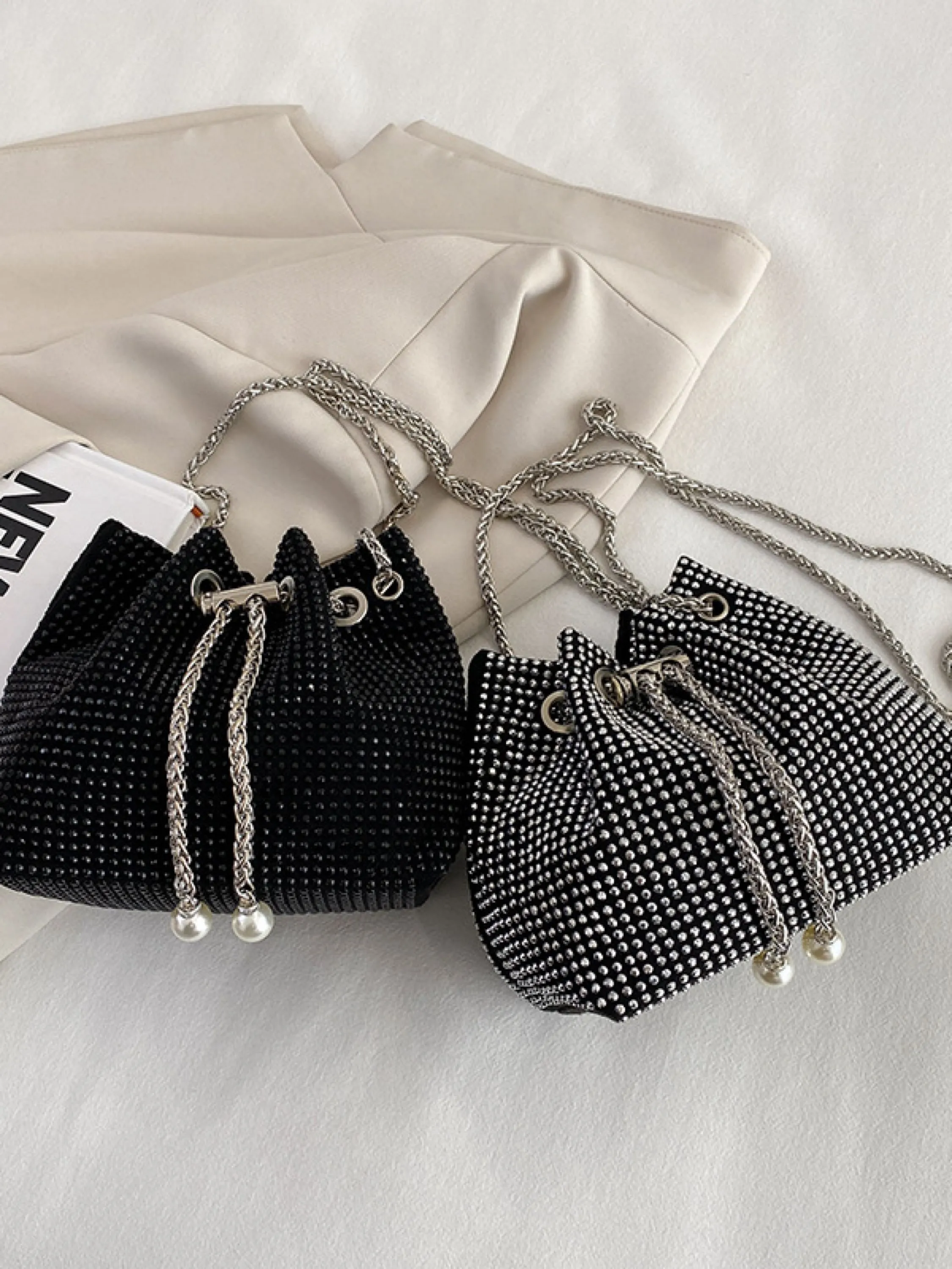 Bolsa  de Strass/ Brilho com alça de Corrente Transversal