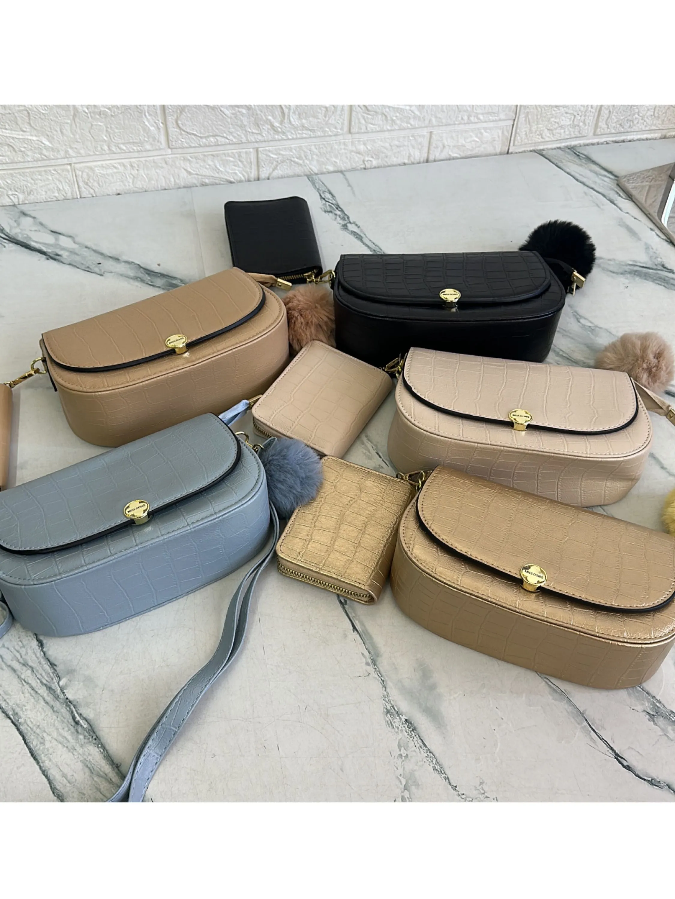 Bolsa feminina cabe celular DB1195