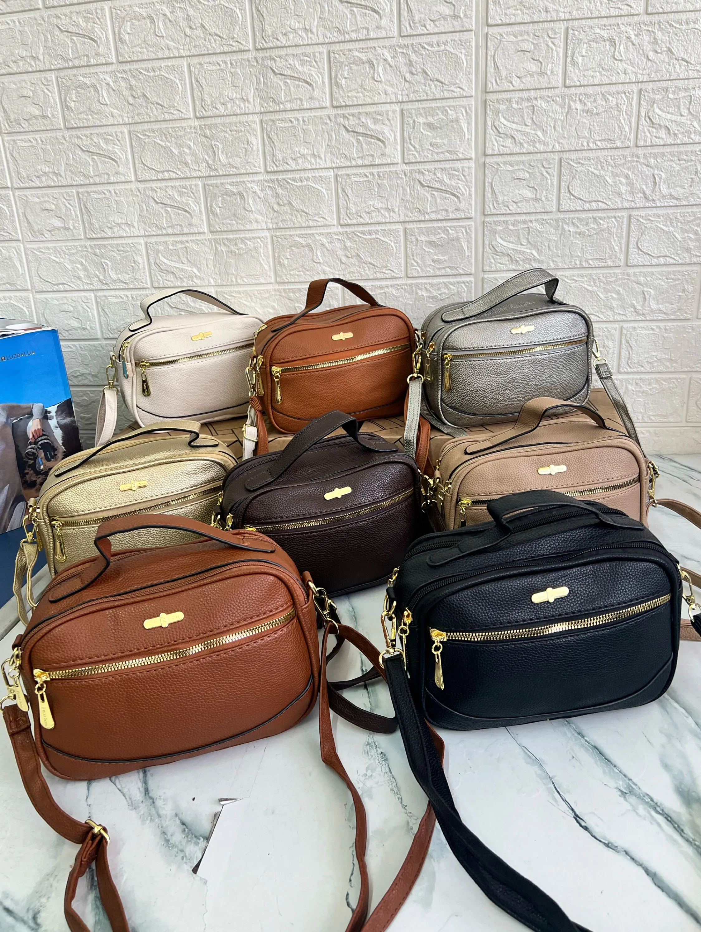 Bolsa Feminina Transversal Média Espaçosa Alça de Mão