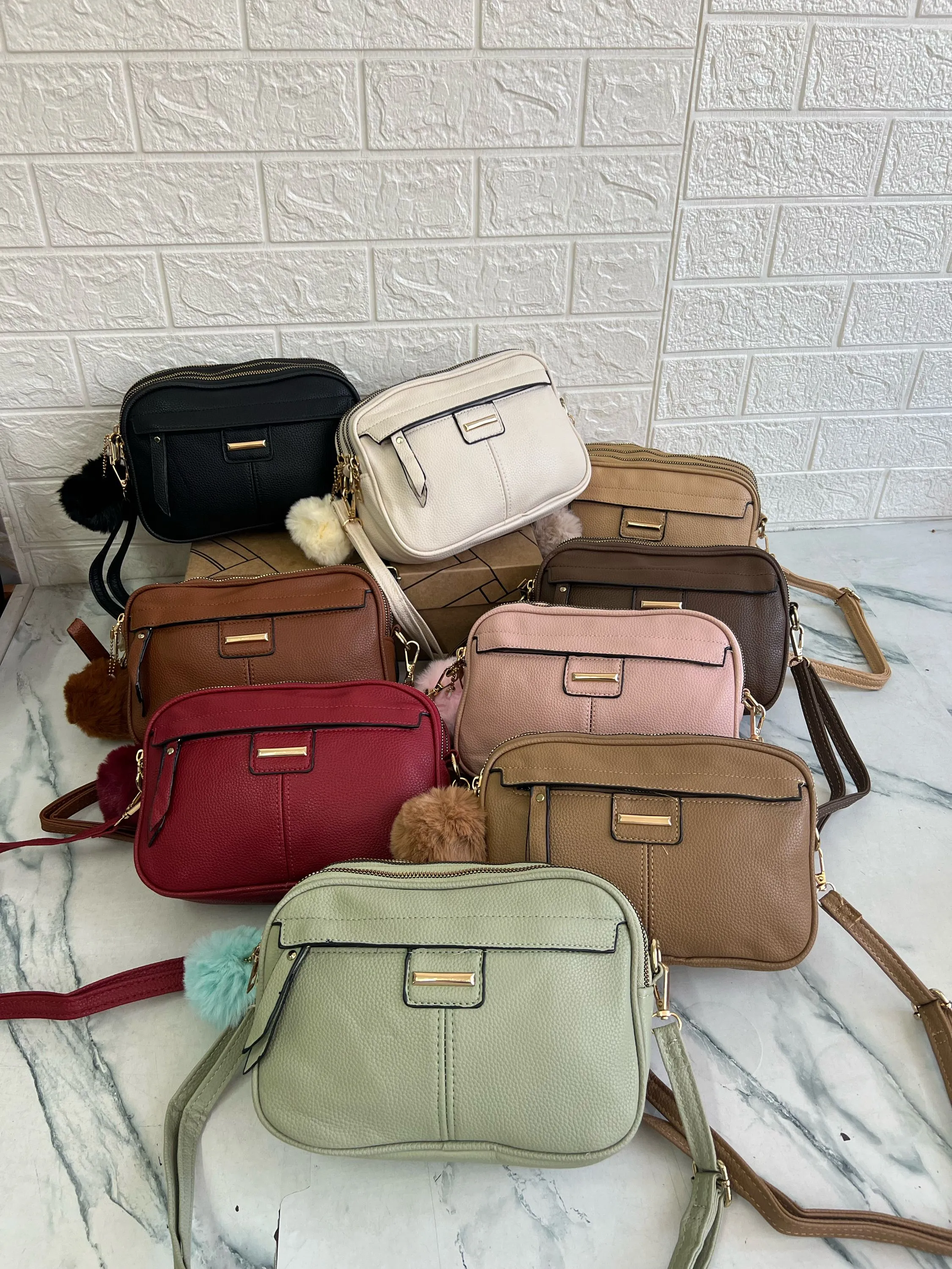 Bolsa media transversal com pompom YB-252