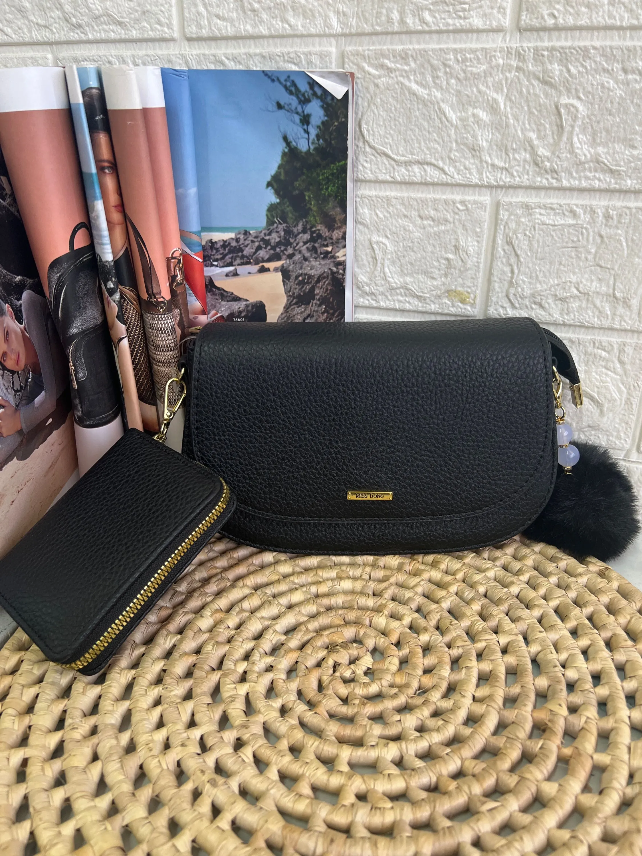 Bolsa pequena cabe celular com carteira e pompom DB-1192
