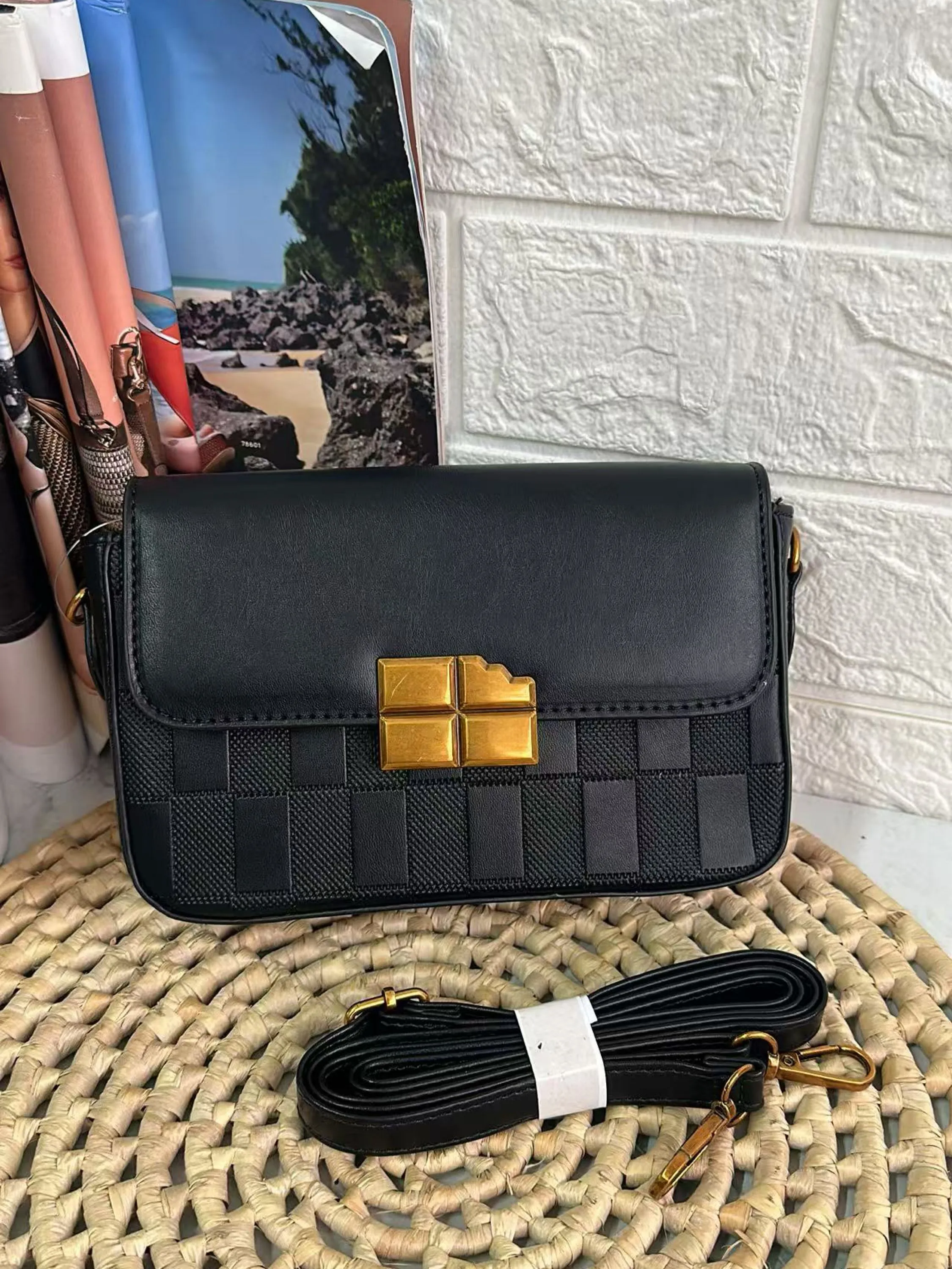 Bolsa pequena com alça cabe celular LK2745
