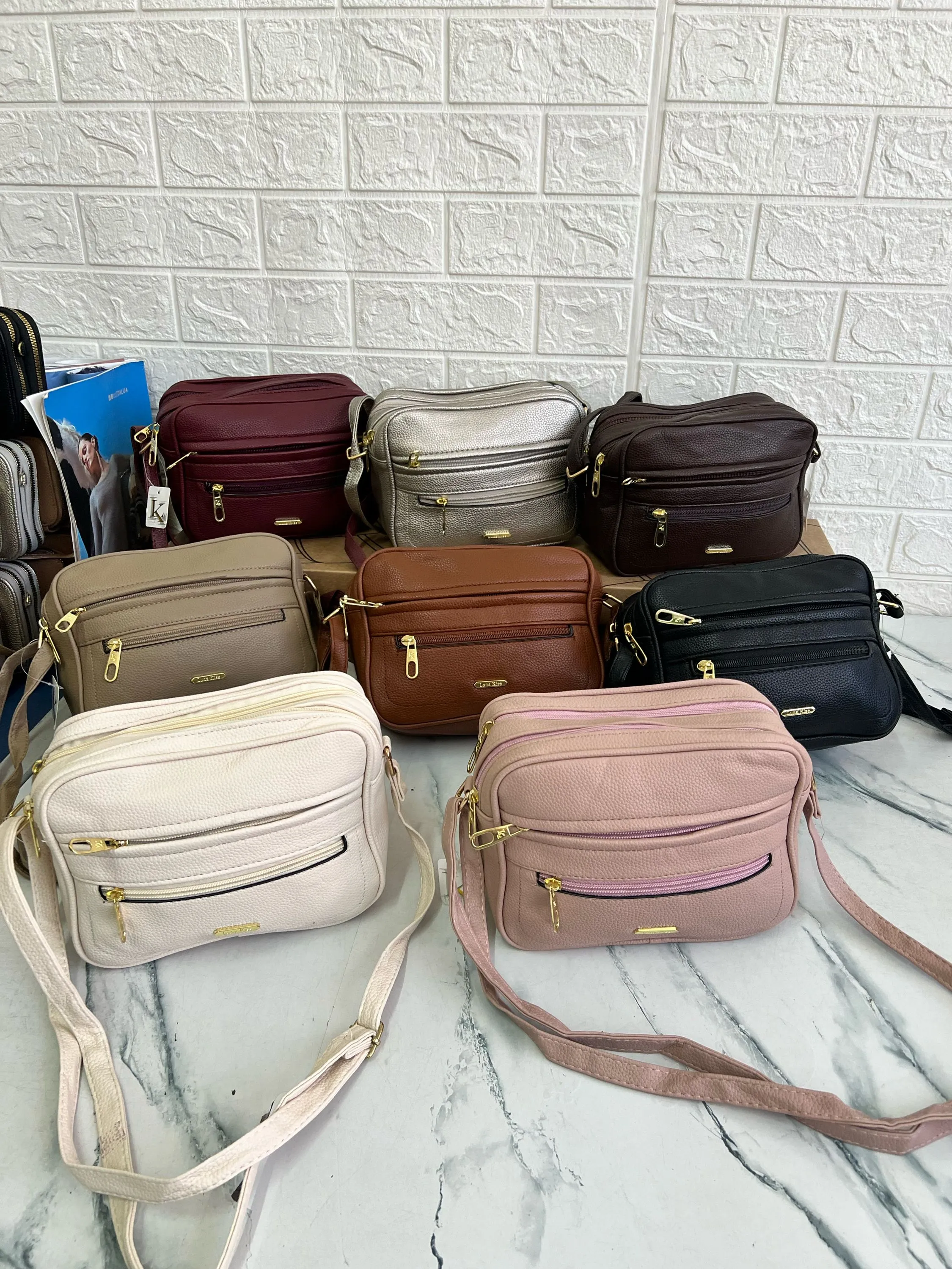 Bolsa transversal feminina simples em ziper fechado