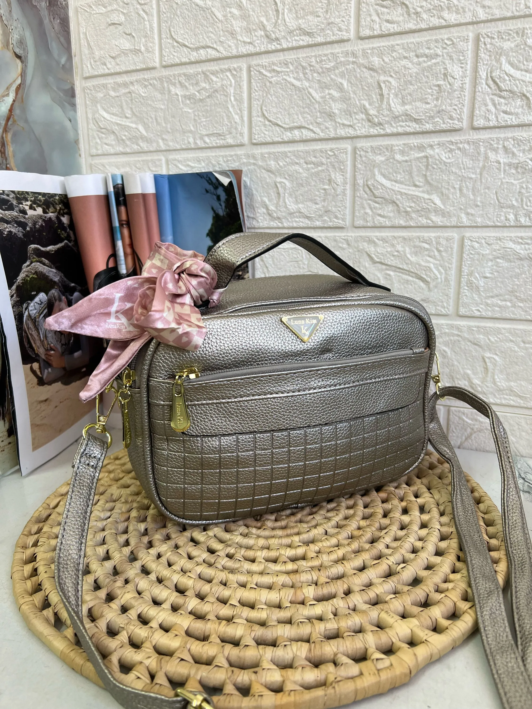 Bolsa feminina média de mão e transversal LK12263