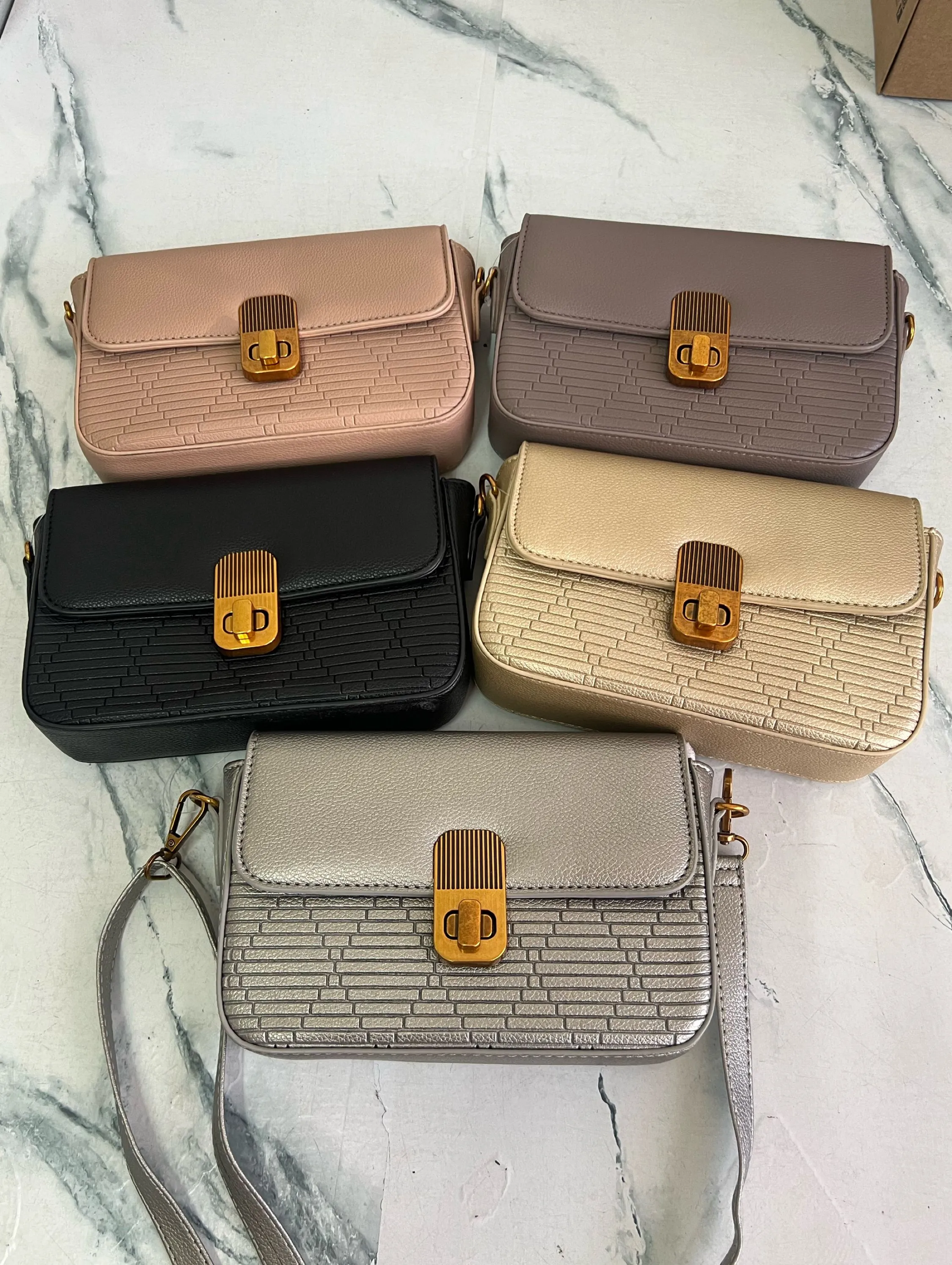 Bolsa pequena cabe celular LK2743