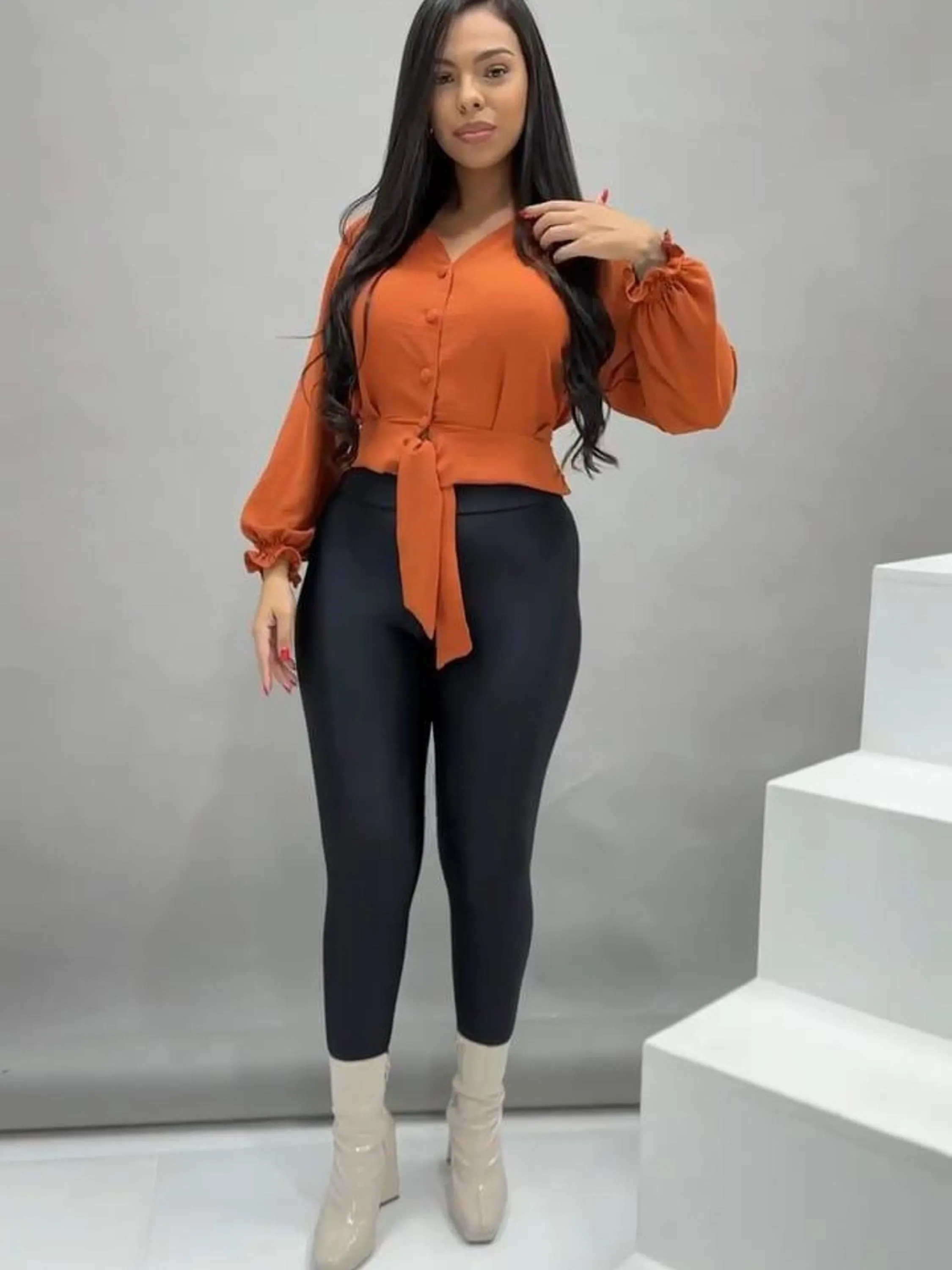 Blusa Feminina Manga Longa com Botões e Laço ⭐