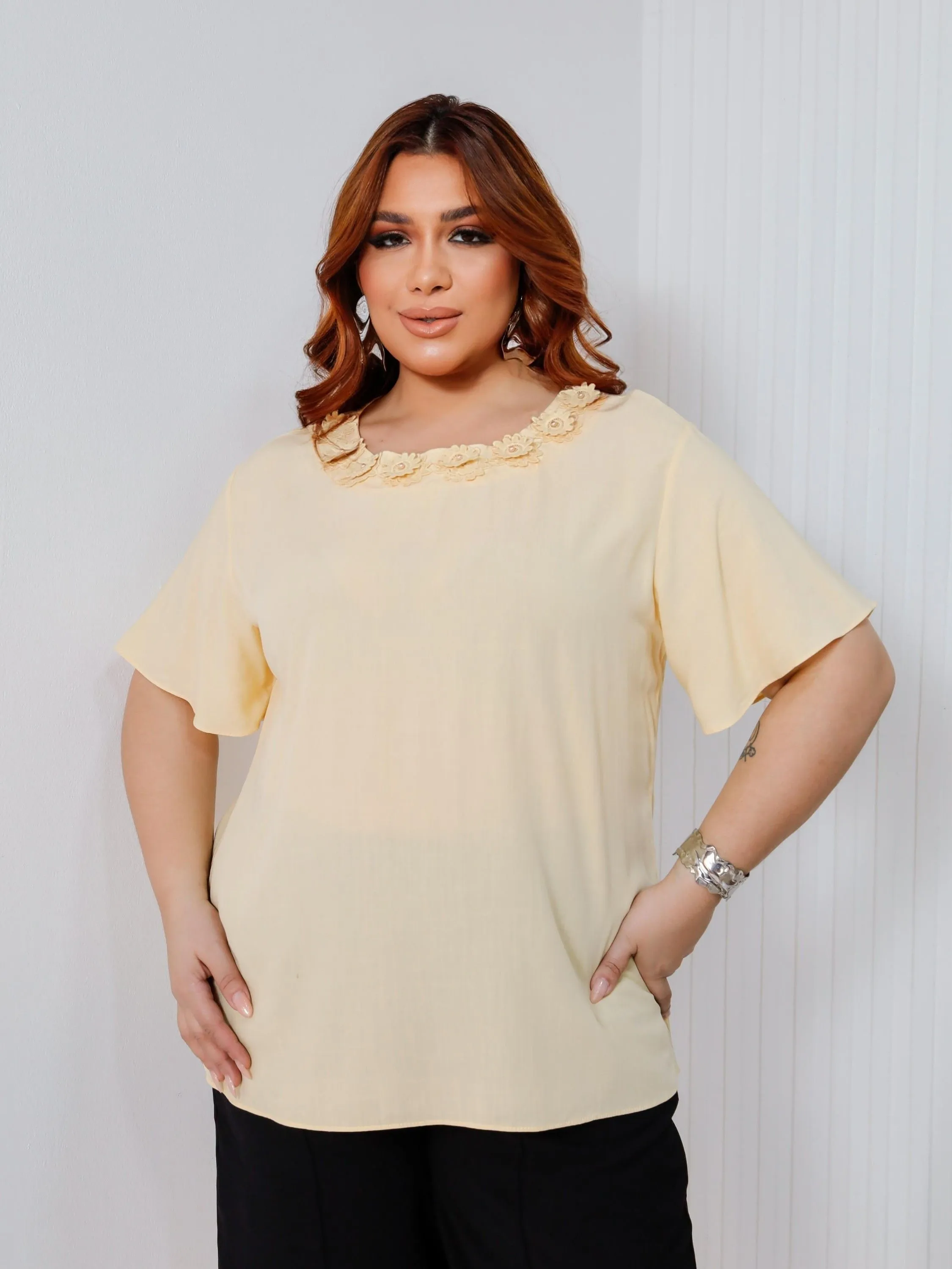 Blusa Feminina Plus Size Gola Bordada ⭐