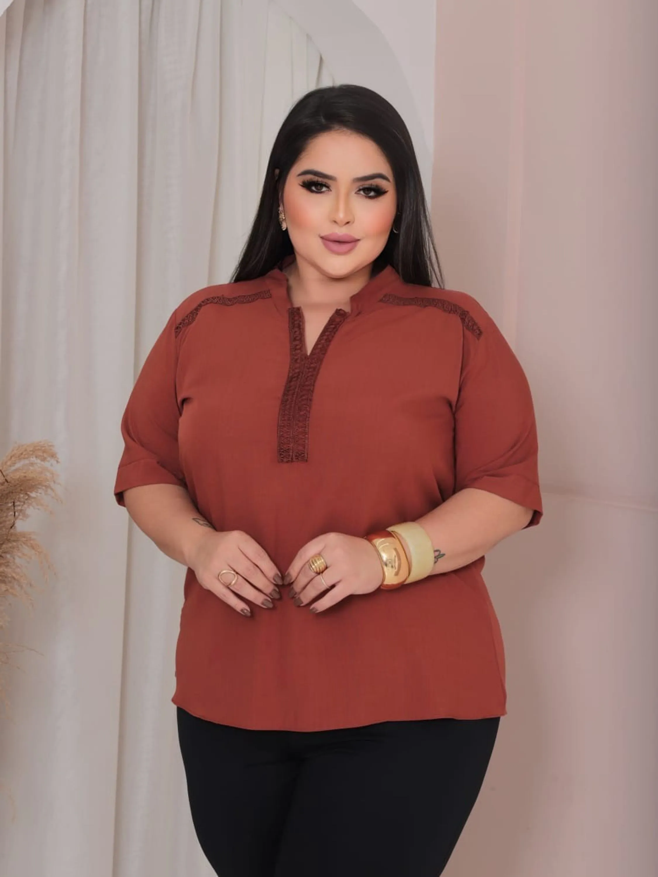 Blusa Feminina Plus Size Gola V ⭐