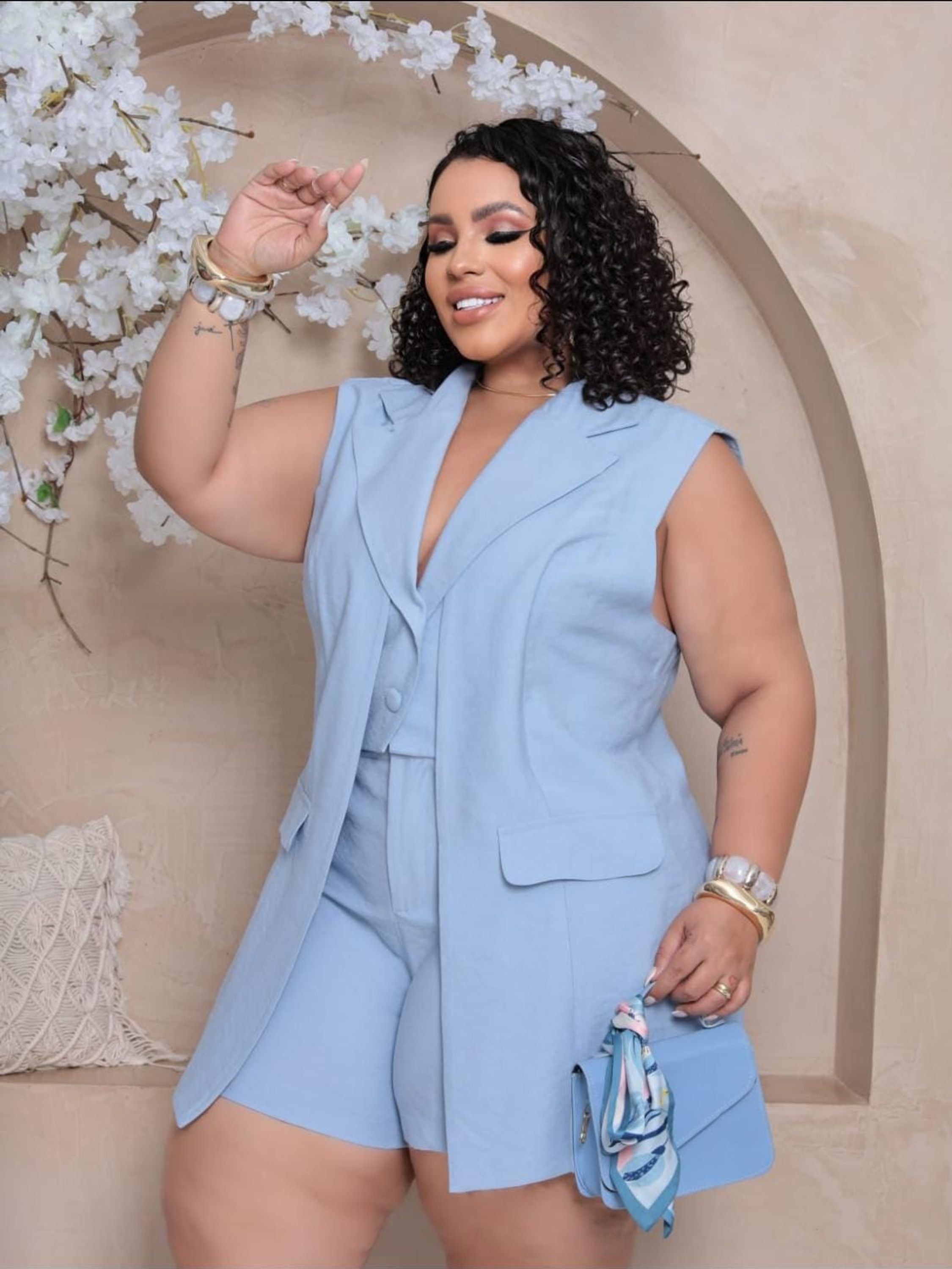 Conjunto de shorts e colete plus size