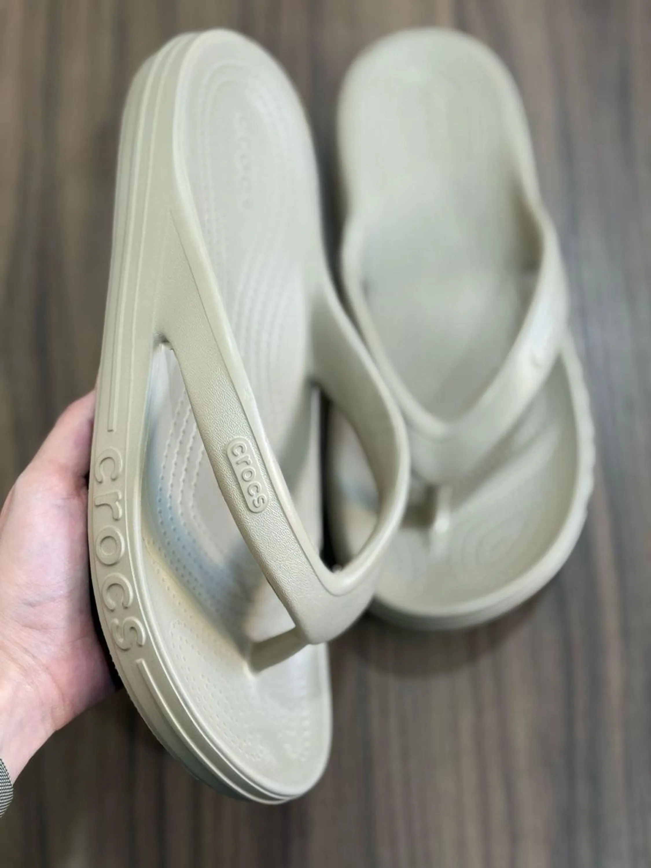 Chinelo Crocs bayaband Flip
