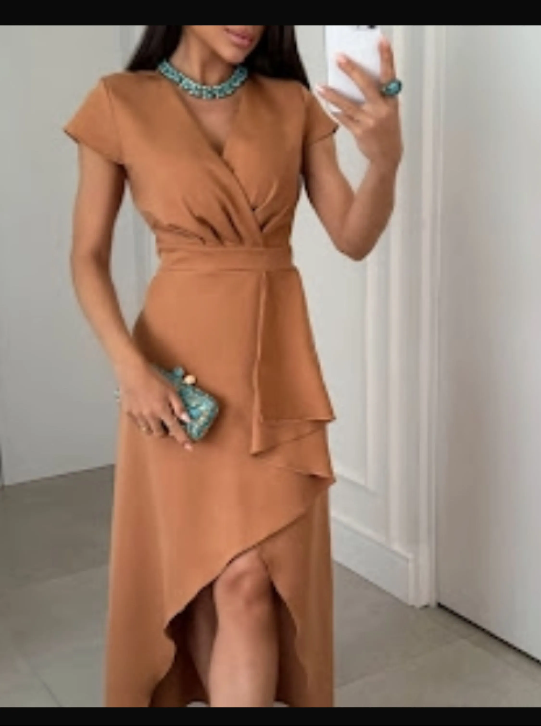 Vestido envelope com Borjo e zíper nas costas