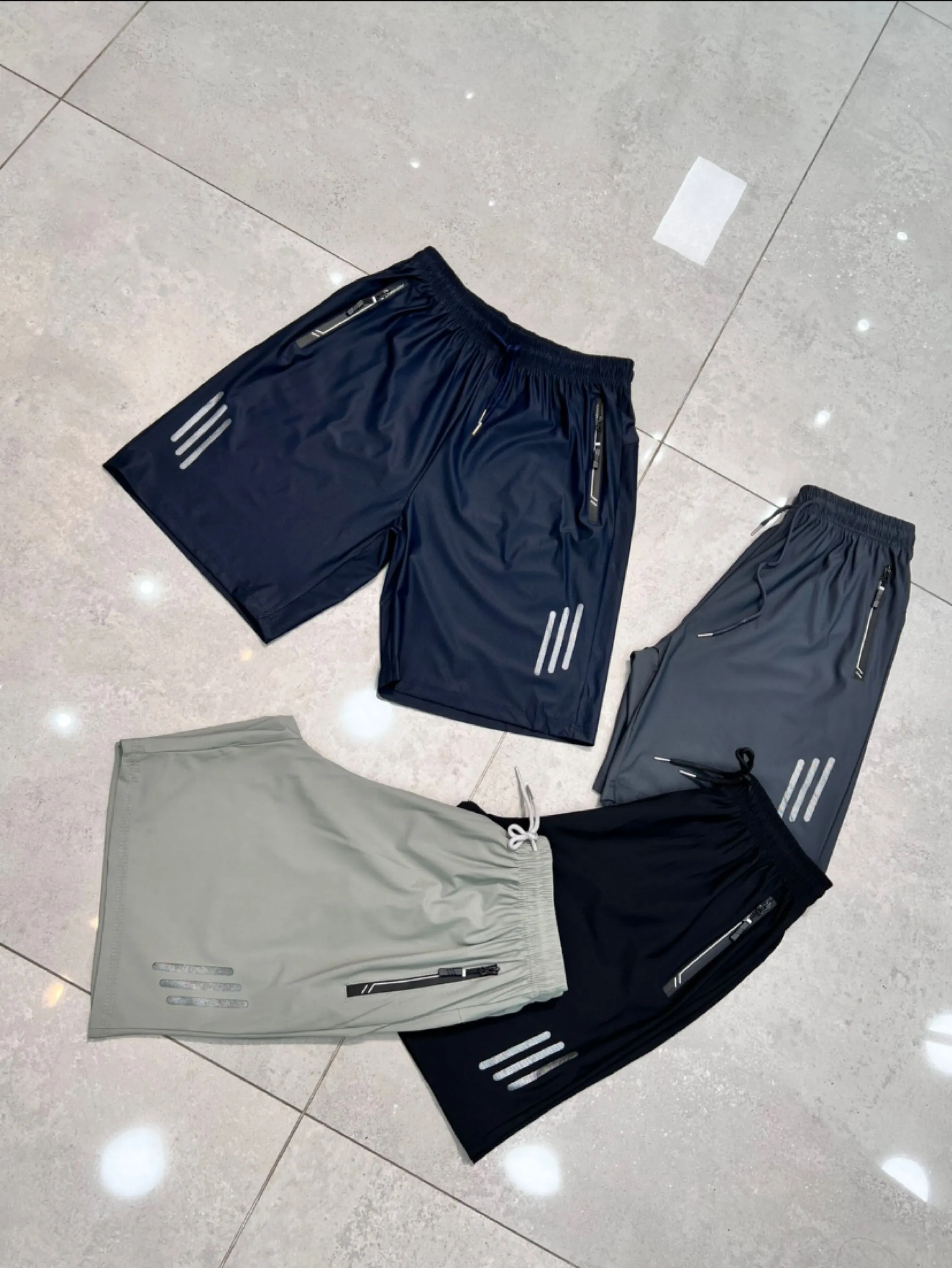 Bermuda masculina com detalhe de zíper nos bolsos