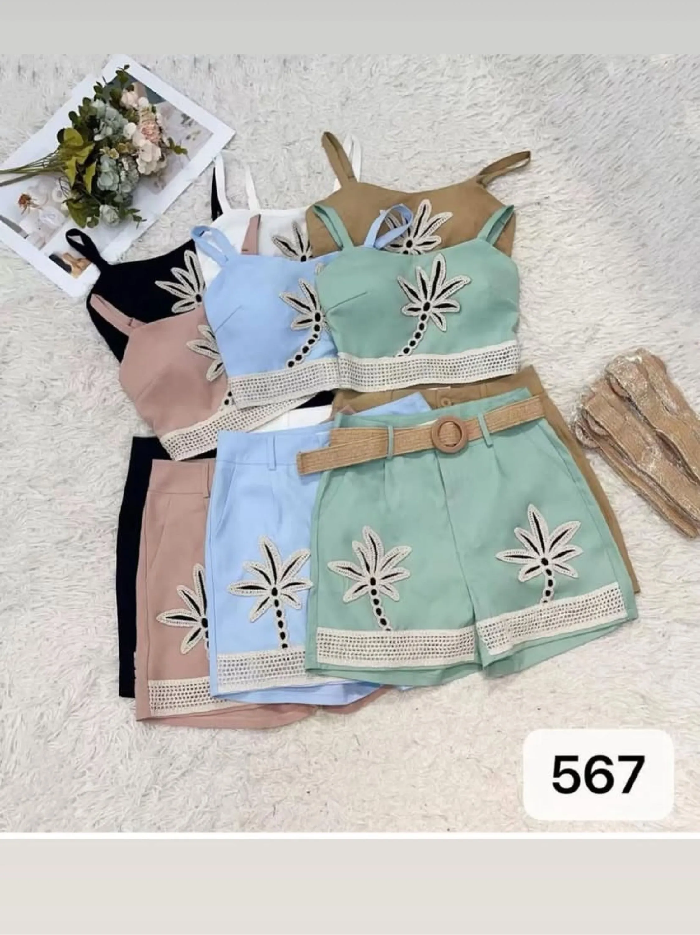 Conjunto shorts com cinto e cropped de alcinha