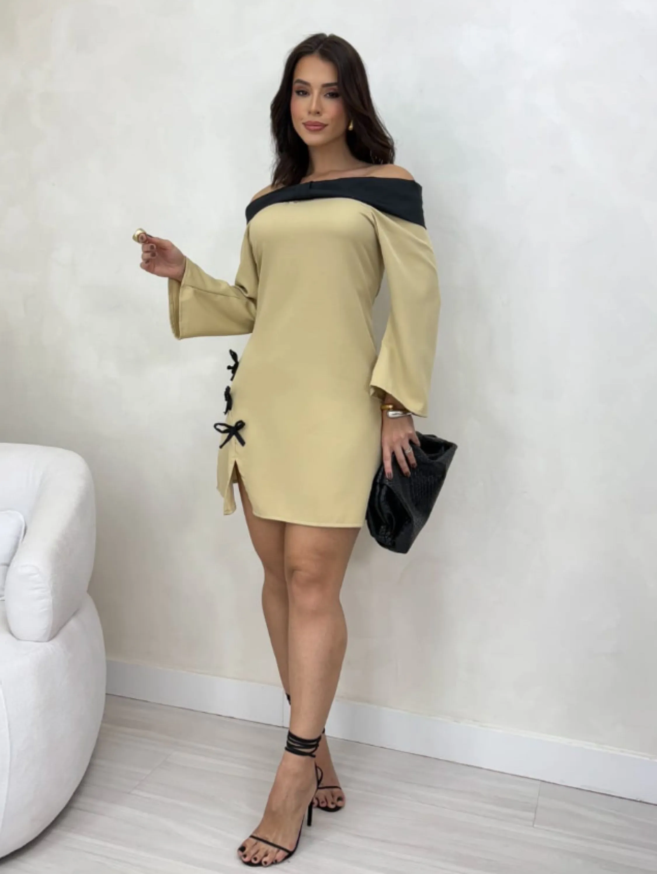 Vestido curto com manga e zíper nas costas