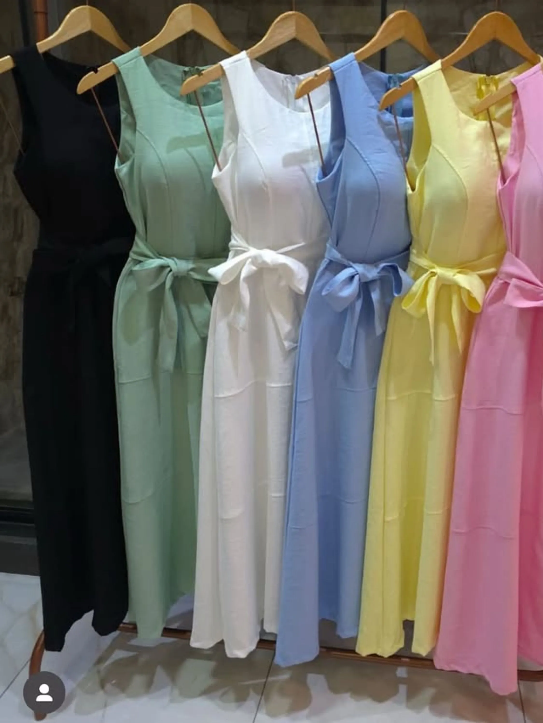 Vestido mídi regata com cinto de amarração