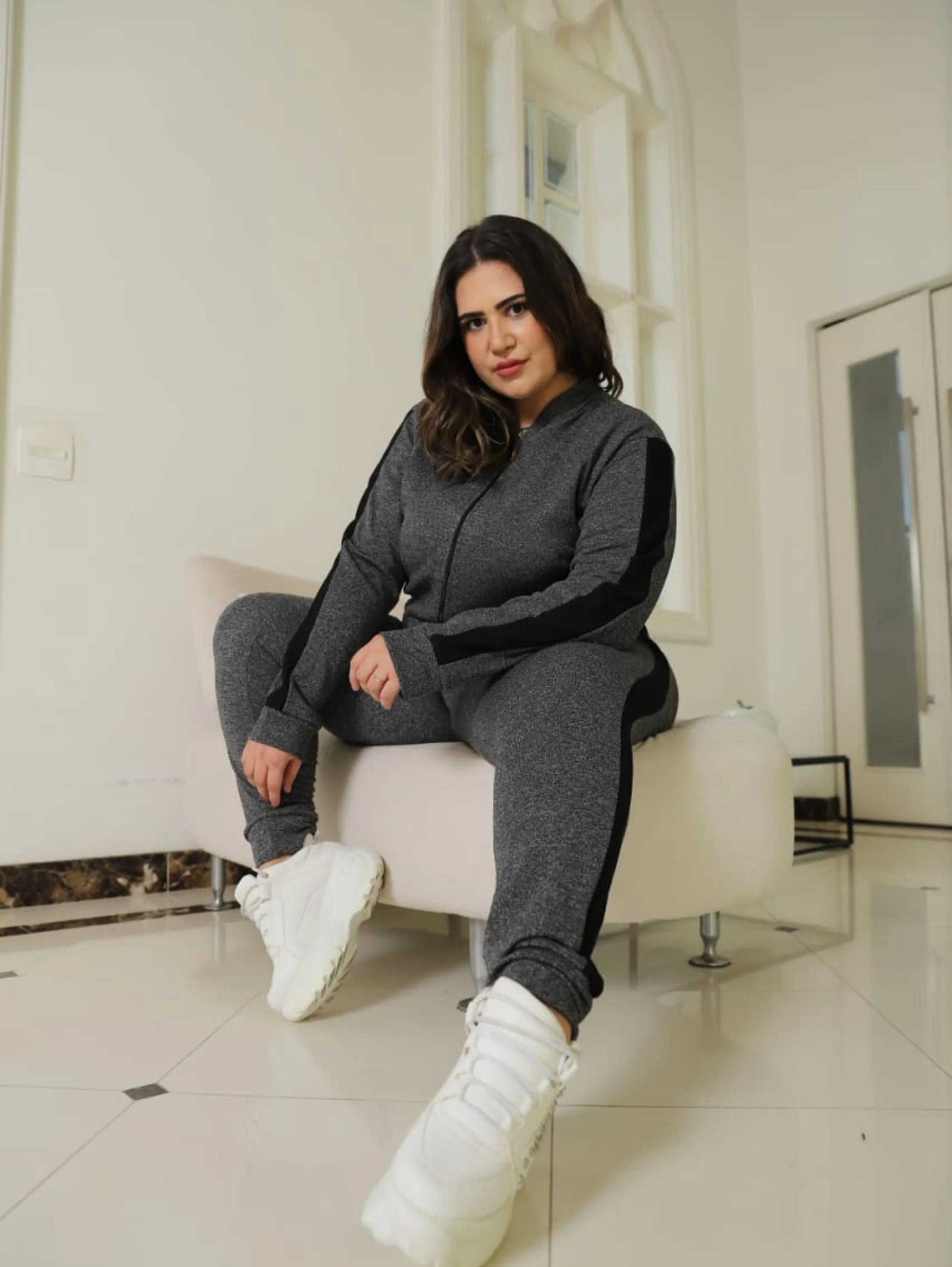 Conjunto jaqueta e calça PLUS SIZE em malha crepe