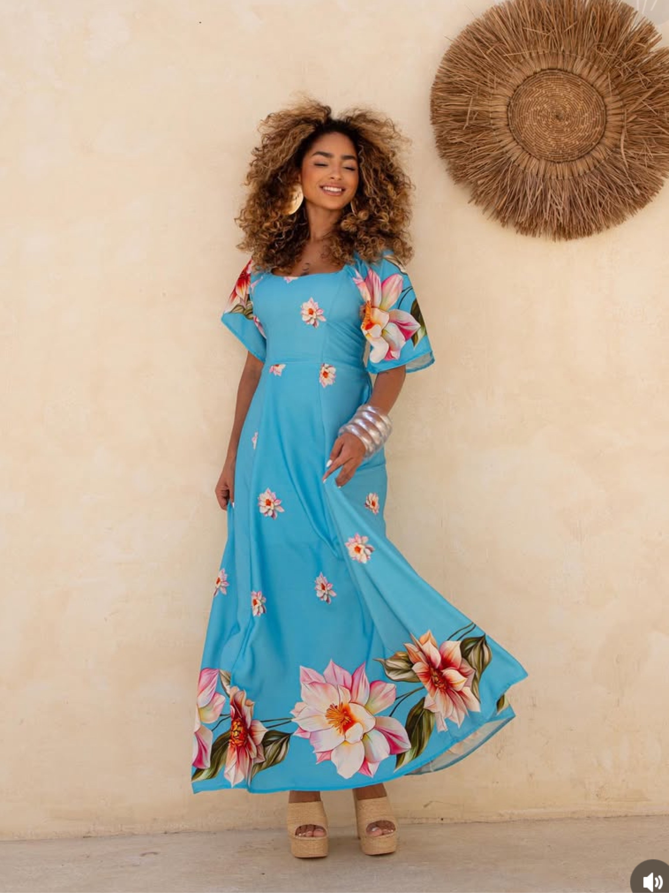 Vestido longo floral com mangas