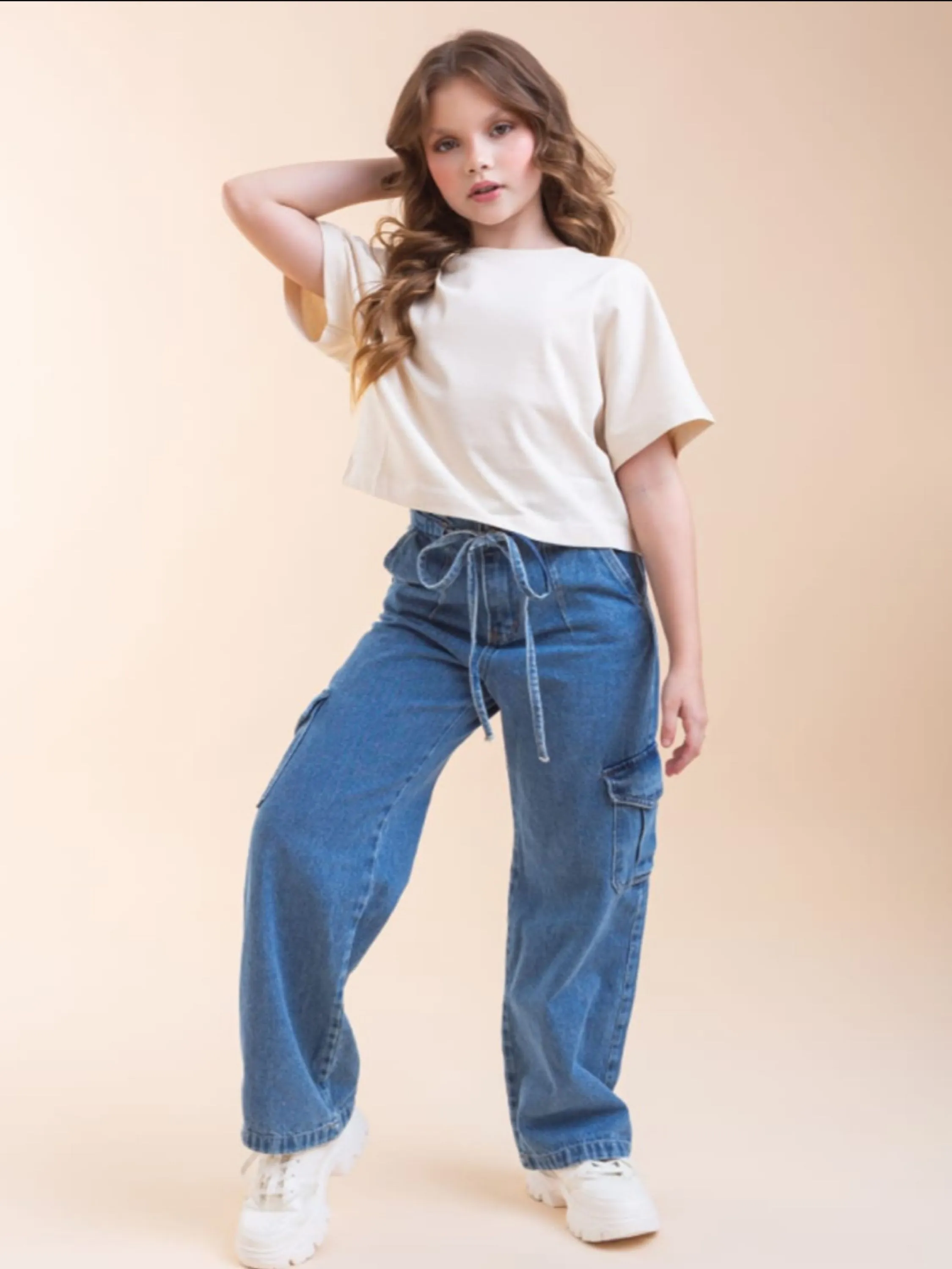 Calça jeans cargo 2 bolsos funcionais e cordao  juvenil