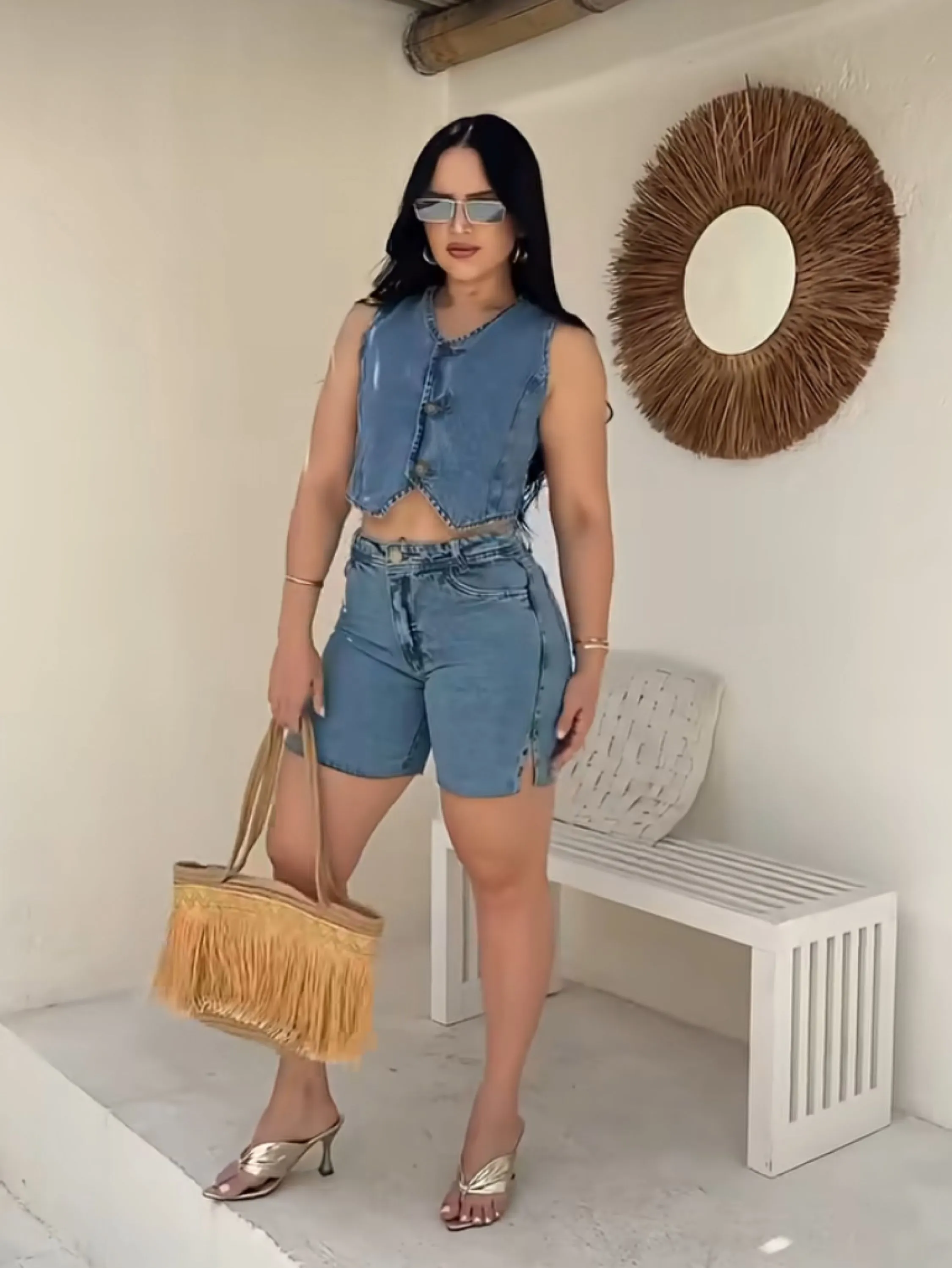 Bermuda jeans com detalhe de fenda nas laterais
