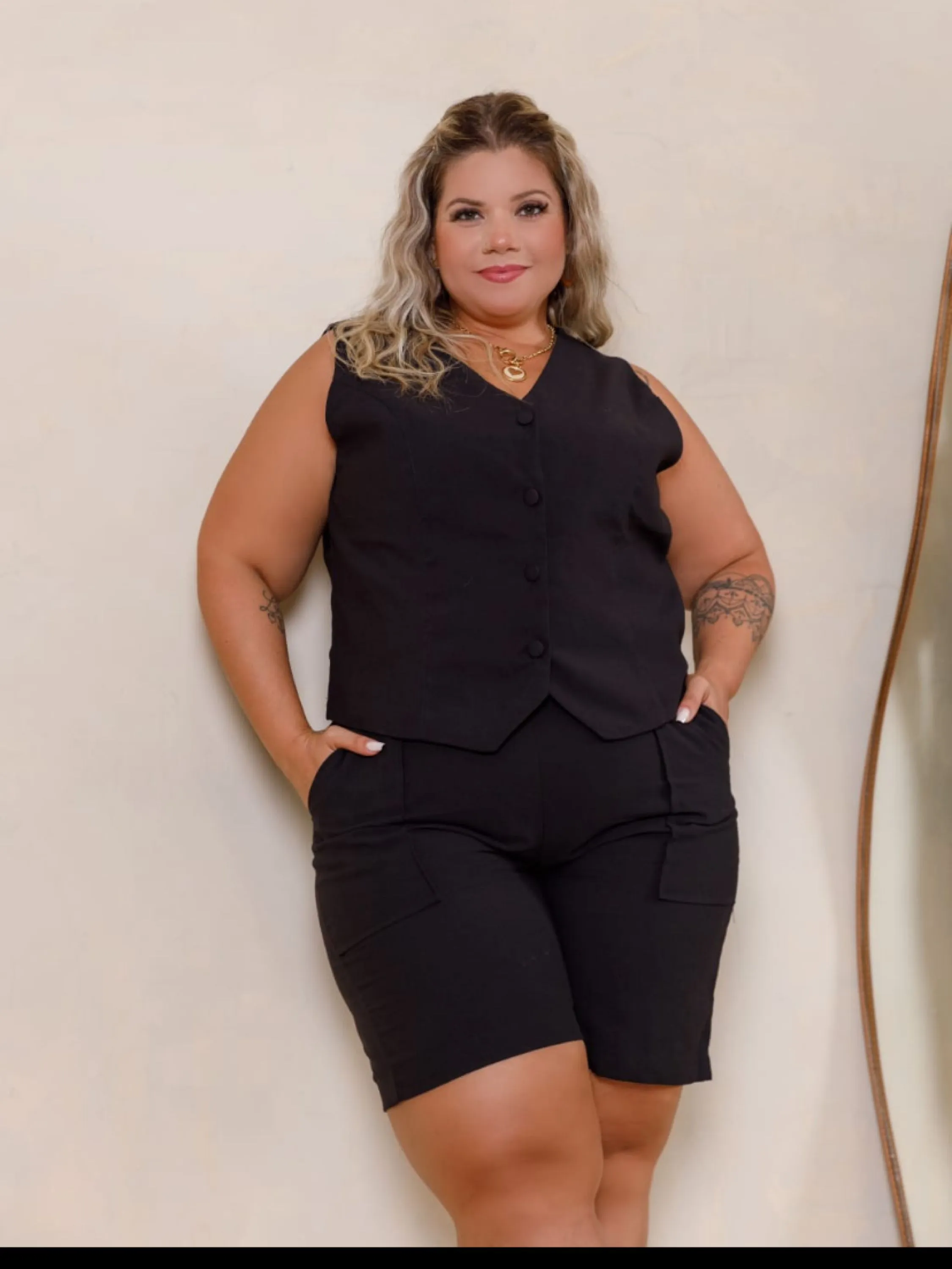 Conjunto Plus size colete e shorts em sensorial /alfaiataria