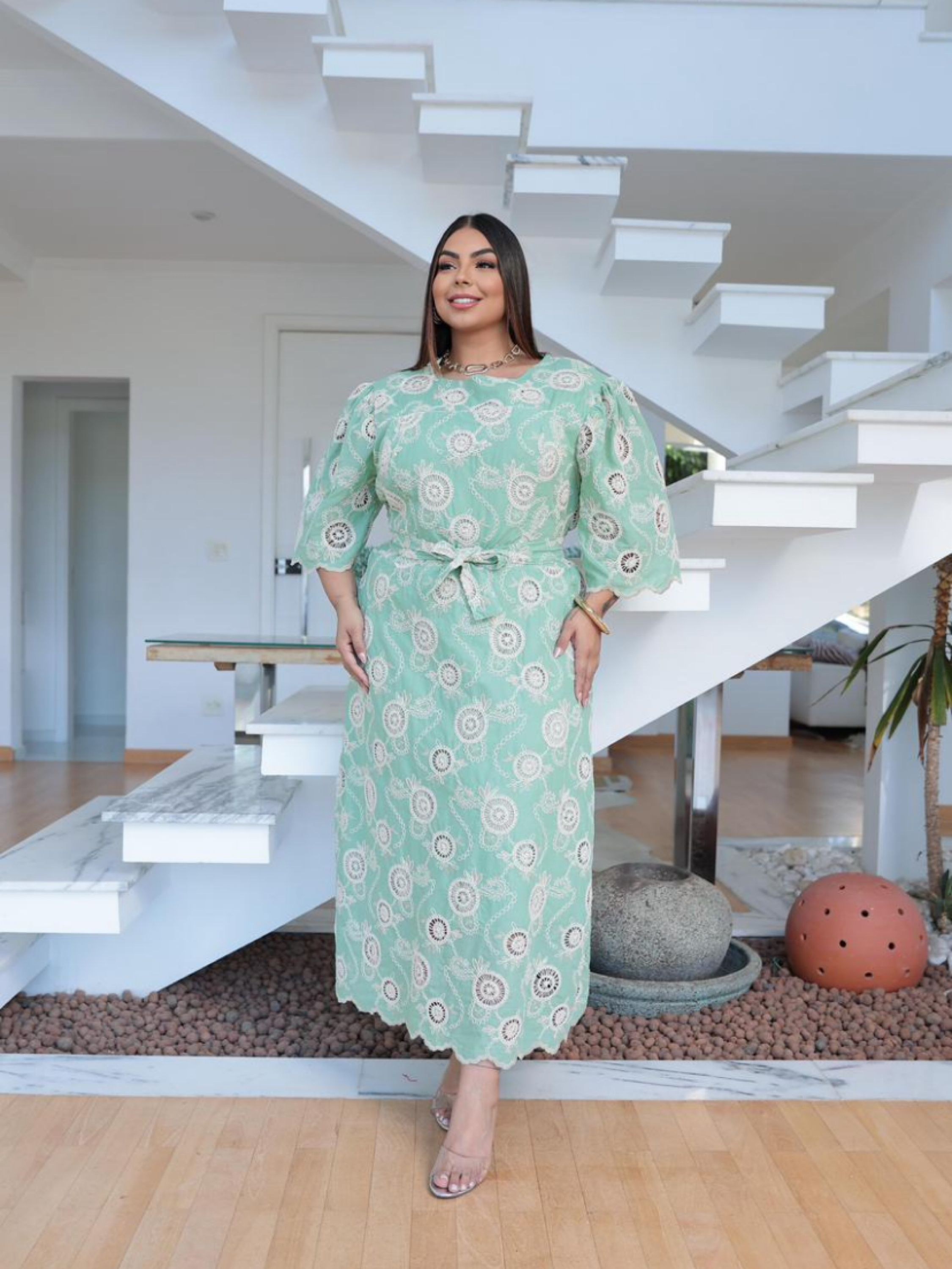 Vestido mídi todo detalhado em Laise bordado