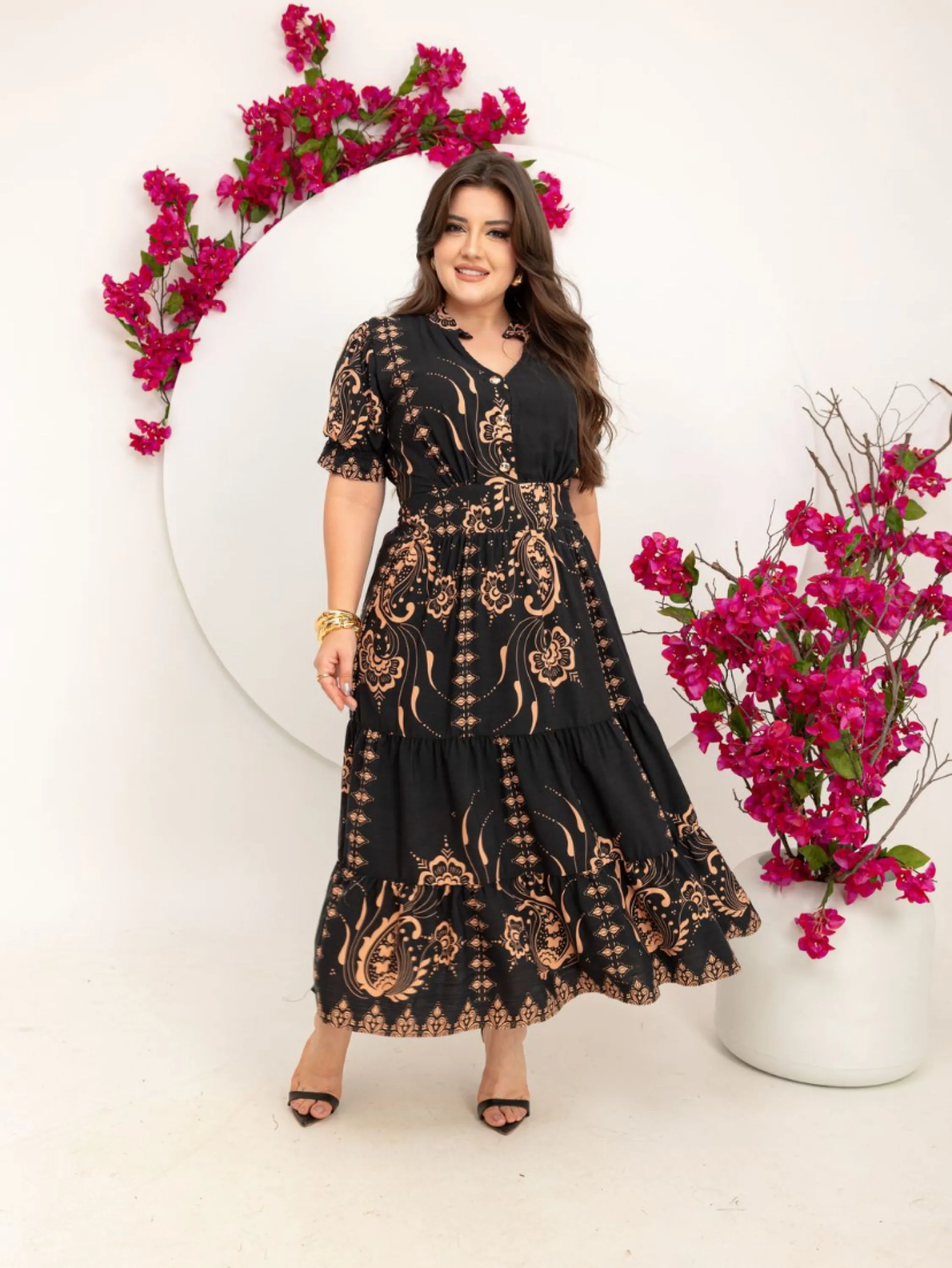 Vestido mídi com gola e botões no busto tecido viscolinho