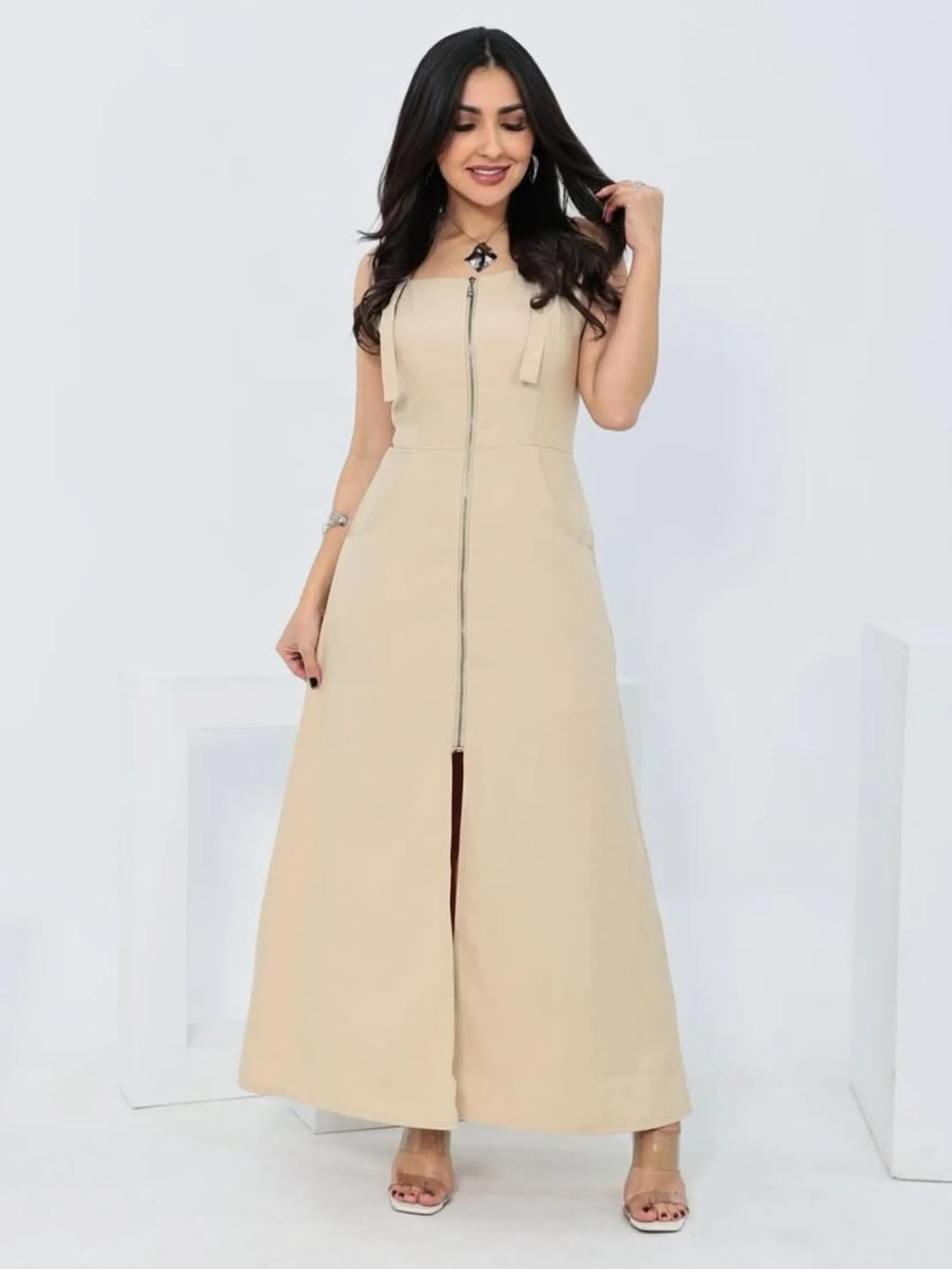 Vestido longo com zíper na frente e regulador nas alças
