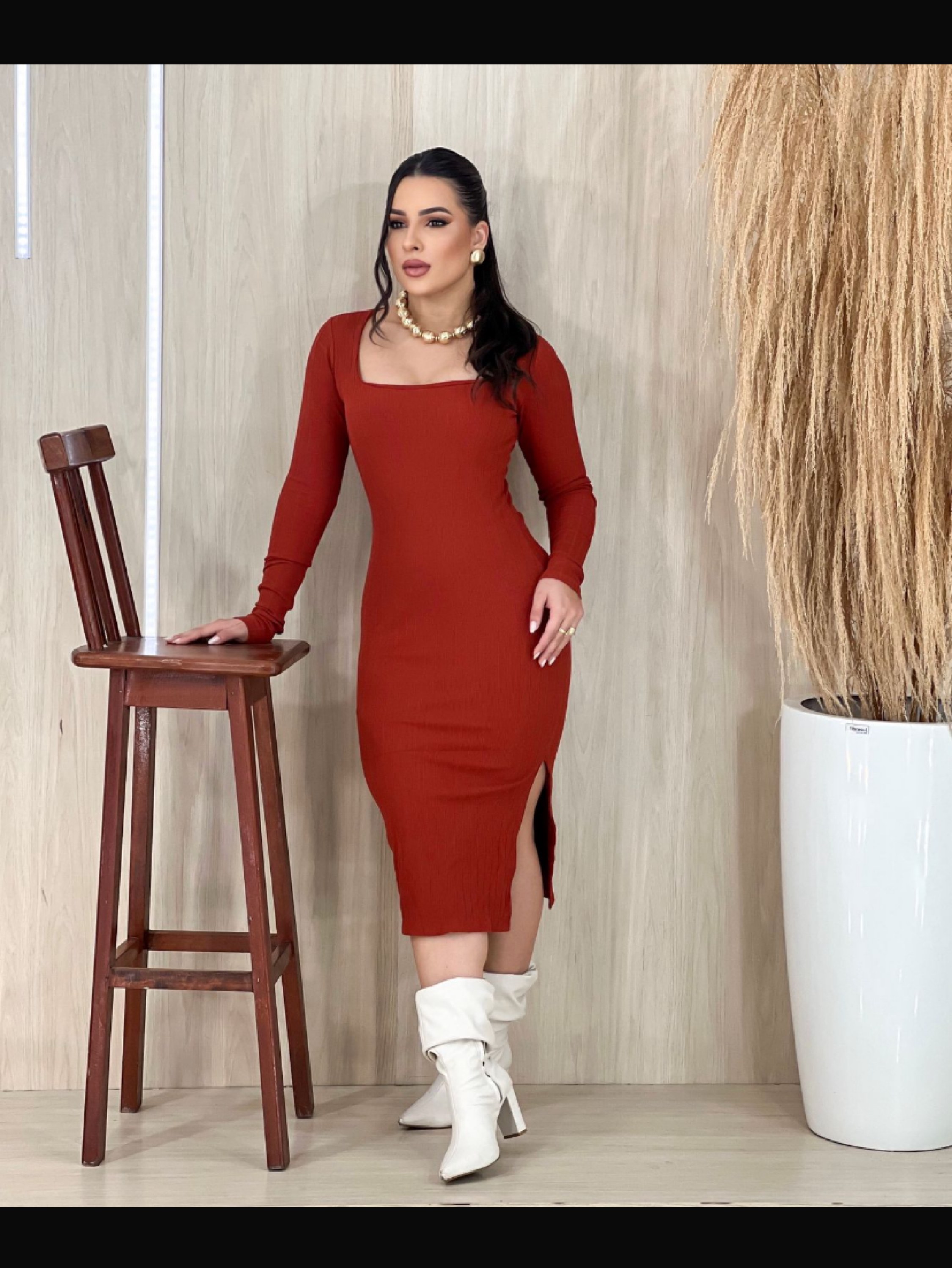 Vestido mídi decote quadrada manga longa