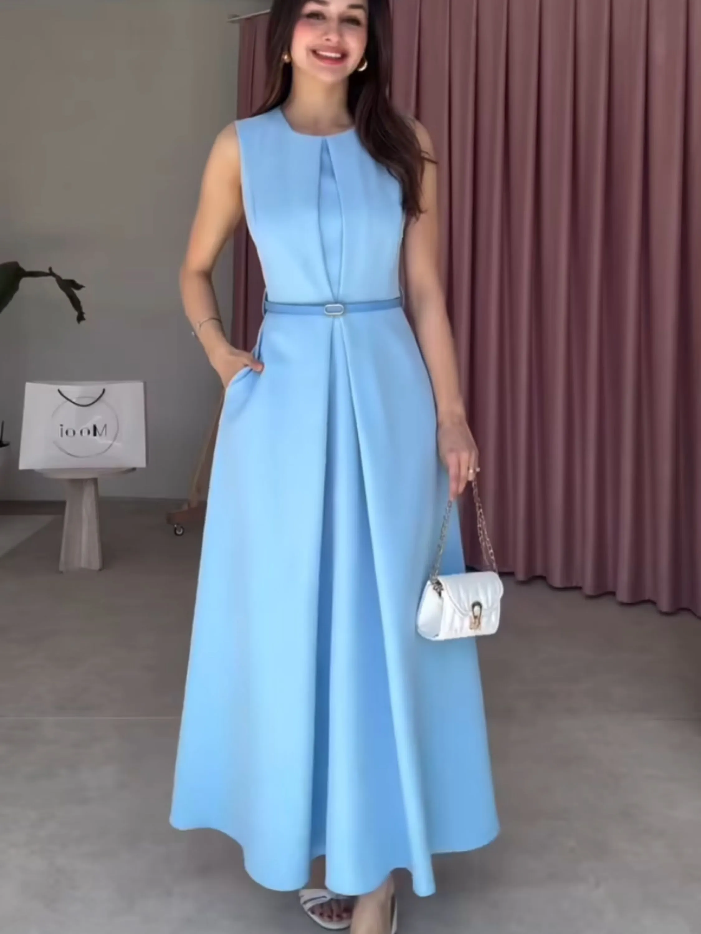 Vestido longo acompanha cinto tecido sensorial