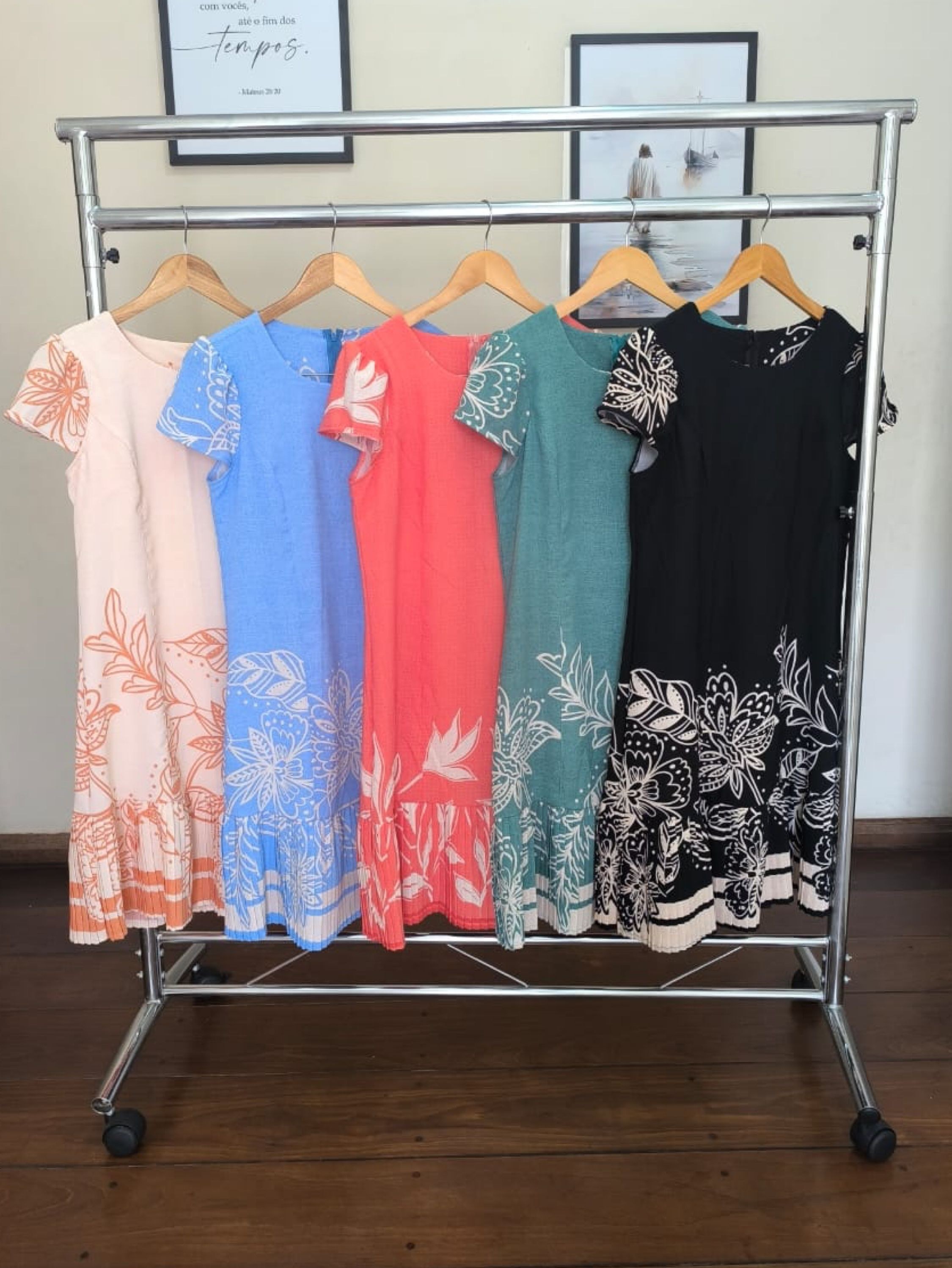 Kit com 3 vestidos de manguinha e barra plissada