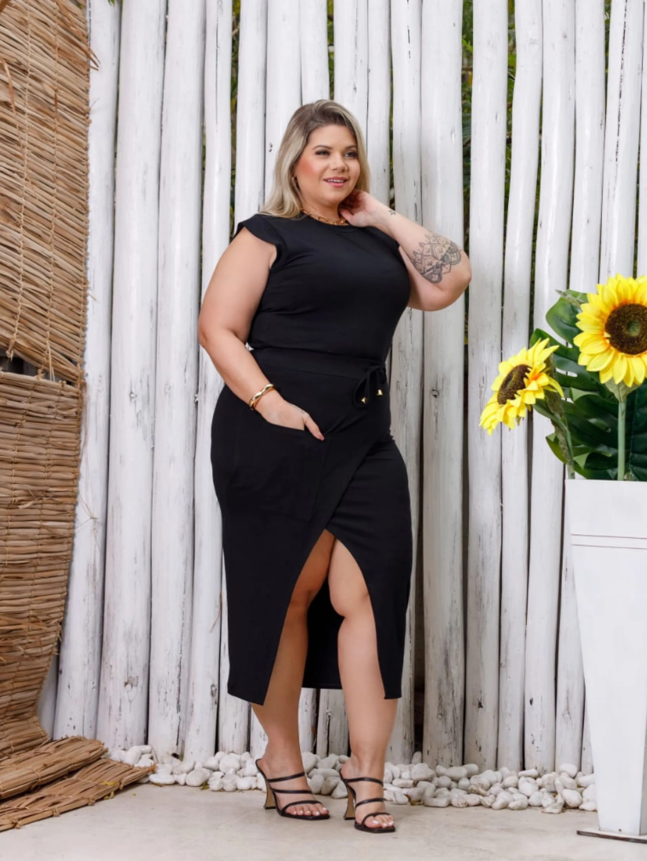 Conjunto saia midi com fenda na frente e T-shirt