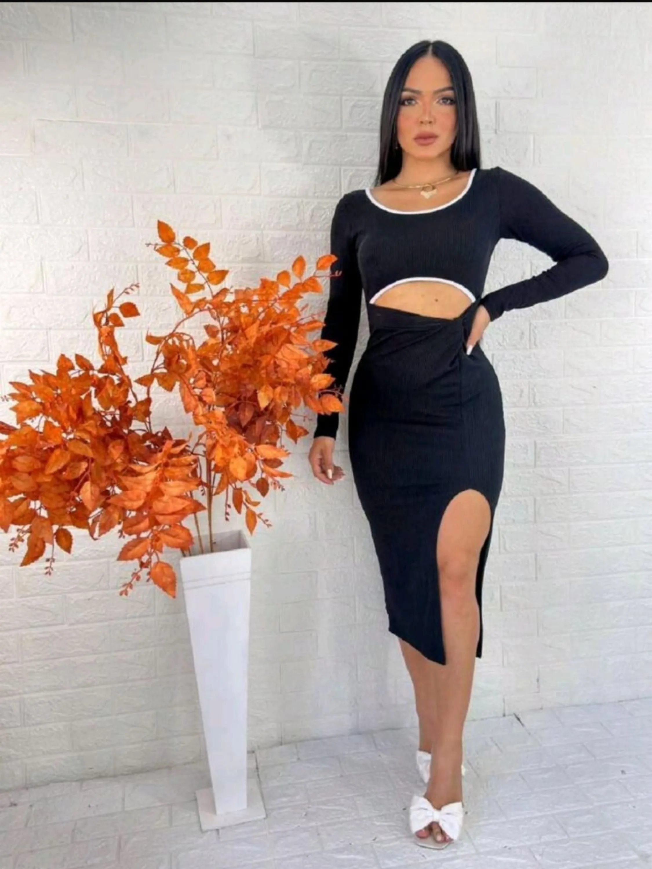 Vestido mídi manga longa com fenda tecido anarruga