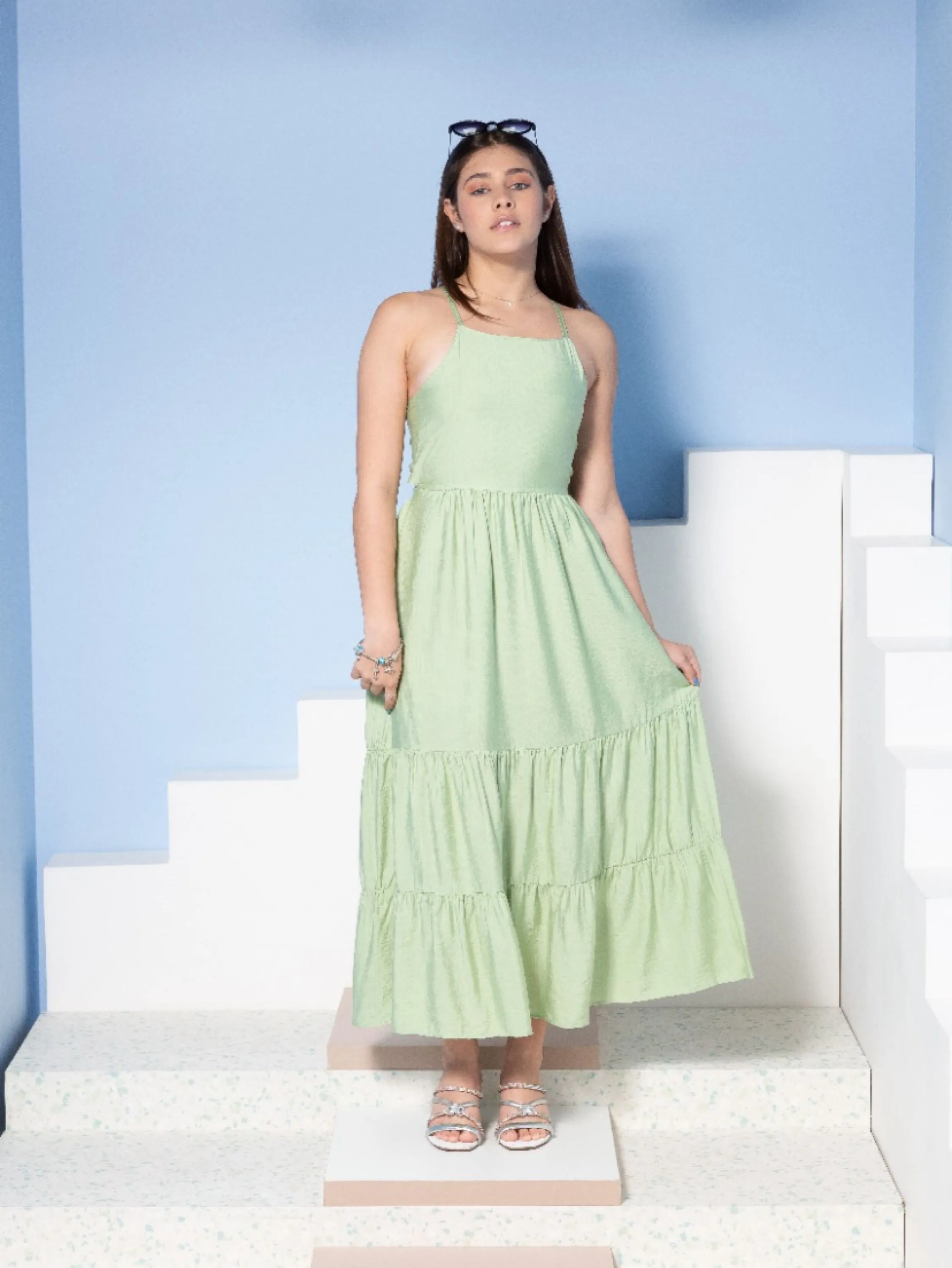 Vestido longo com alcinha trançada nas costas juvenil