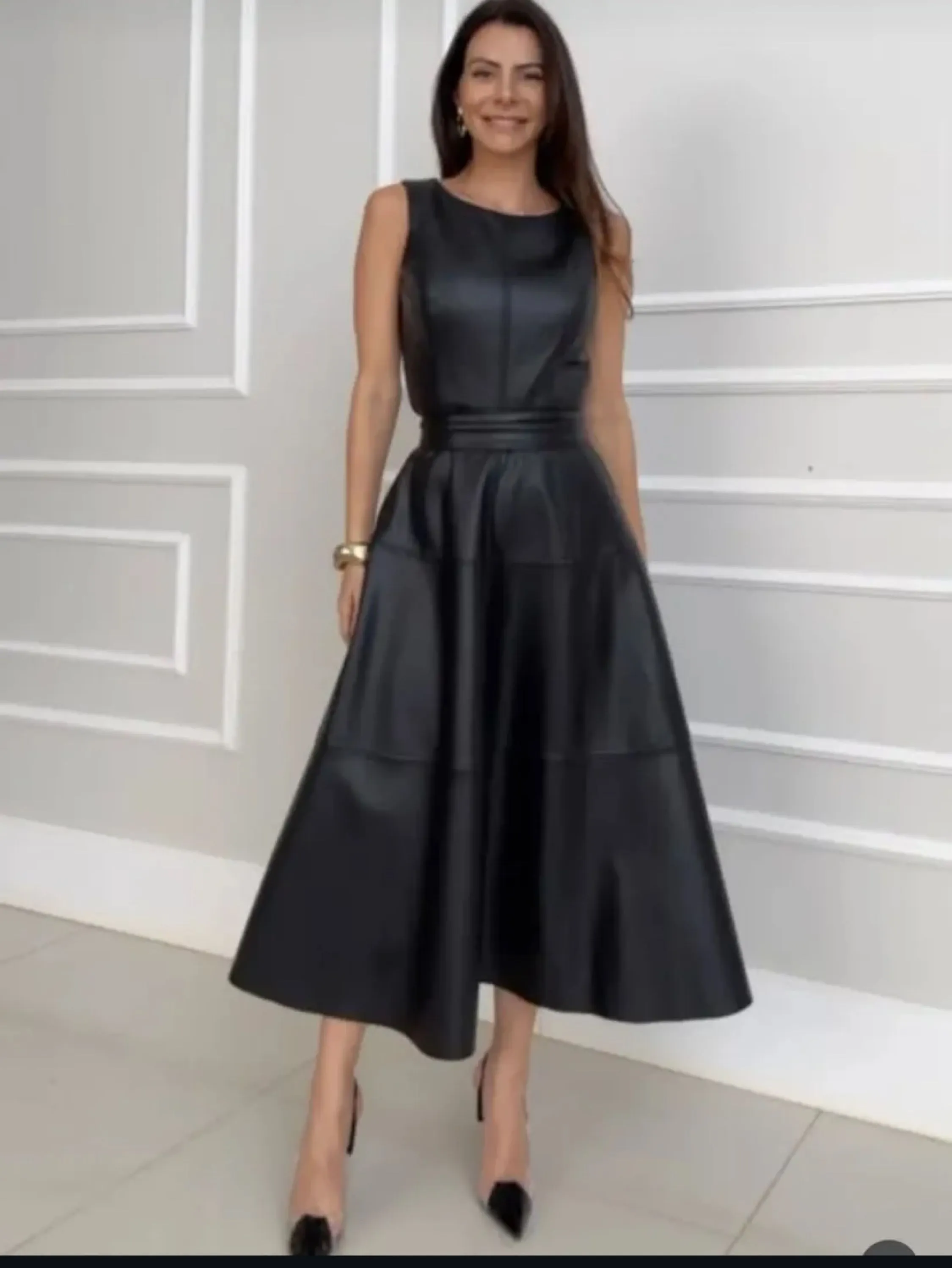 Vestido mídi rodado com cinto de amarrar tecido couro fake