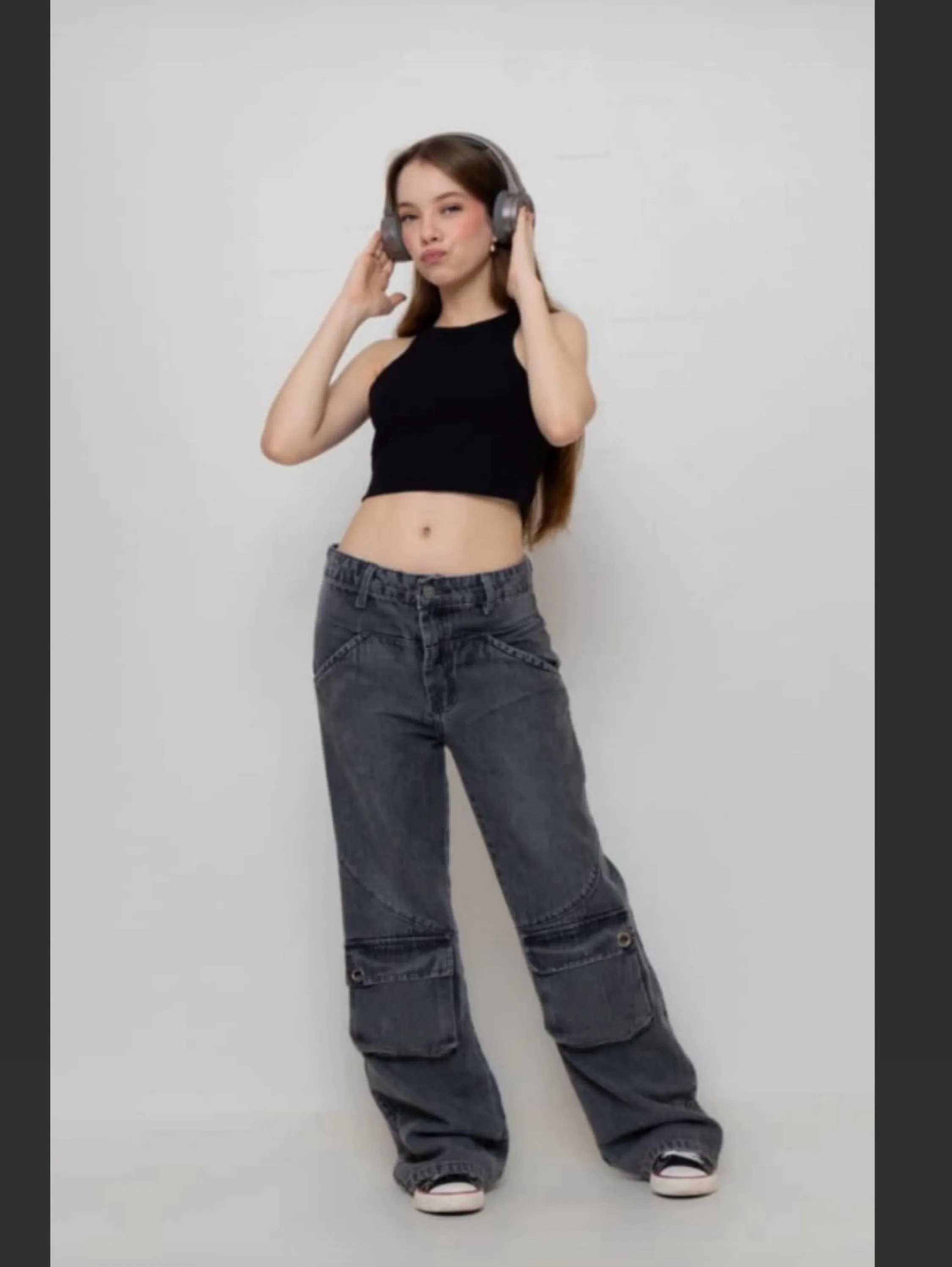 Calça jeans preta cargo com bolsos na parte de baixo