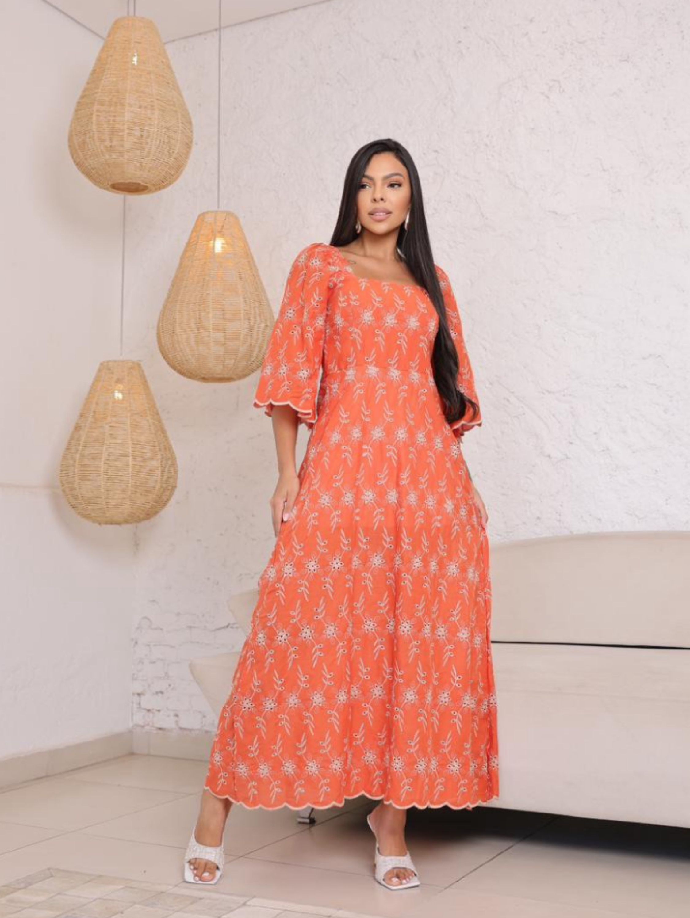 Vestido longuete bordado e forrado tecido lesse